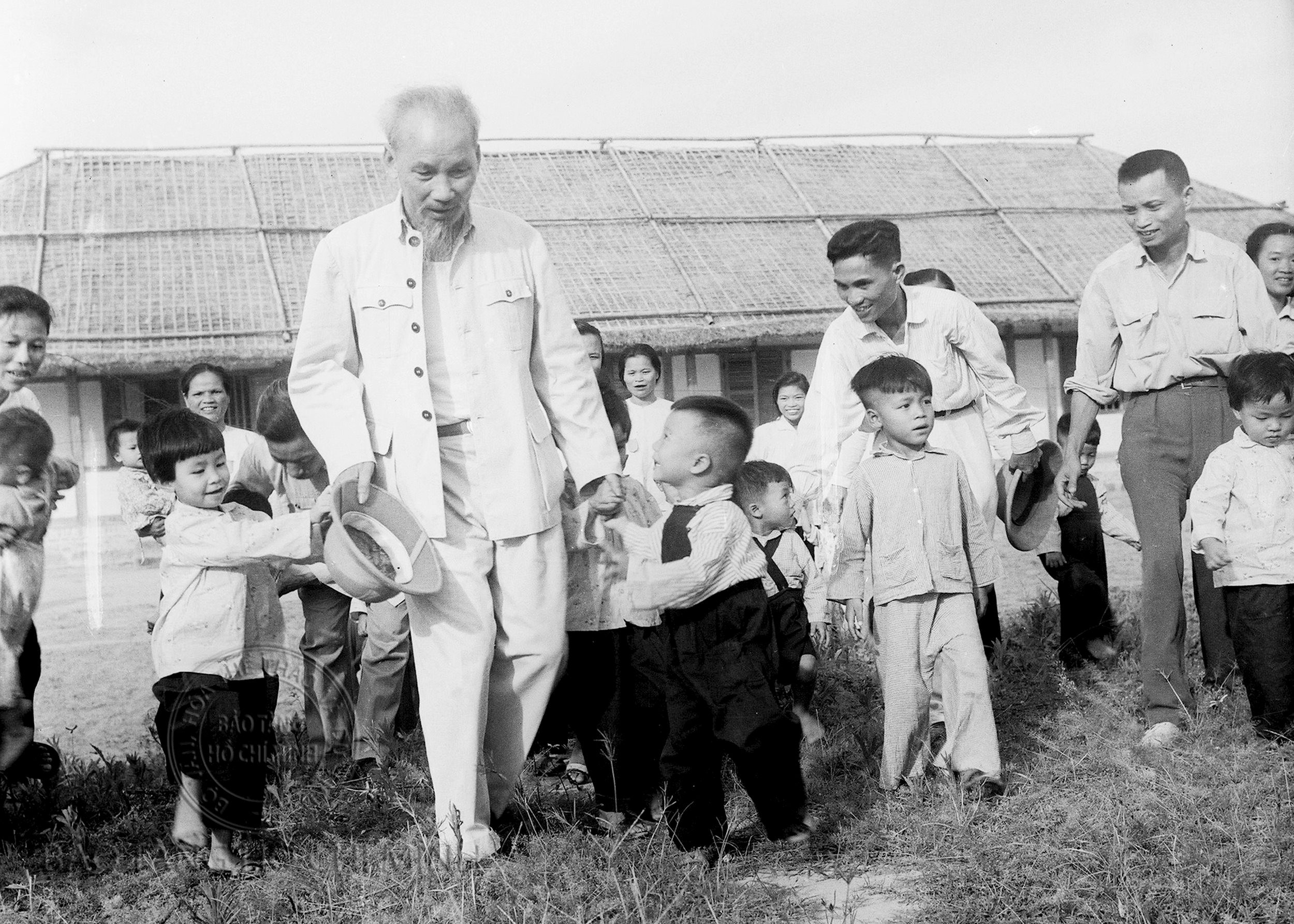 22.-chu-tich-ho-chi-minh-tham-trai-tre-mien-nam-tai-vinh-nam-1957.jpg