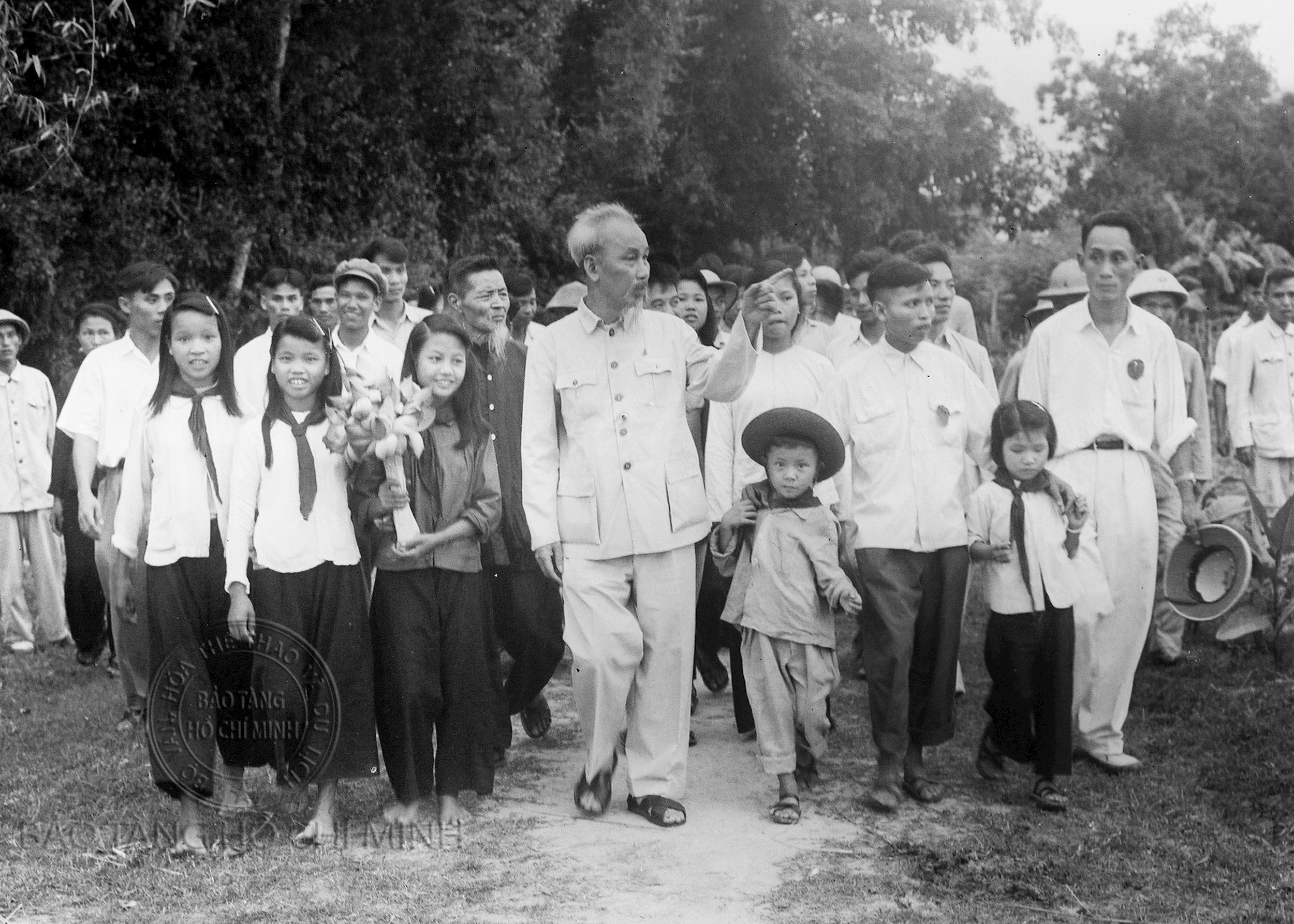 Bác Hồ với các cháu thiếu niên, nhi đồng tại Làng Sen (xã Kim Liên, huyện Nam Đàn) năm 1957.