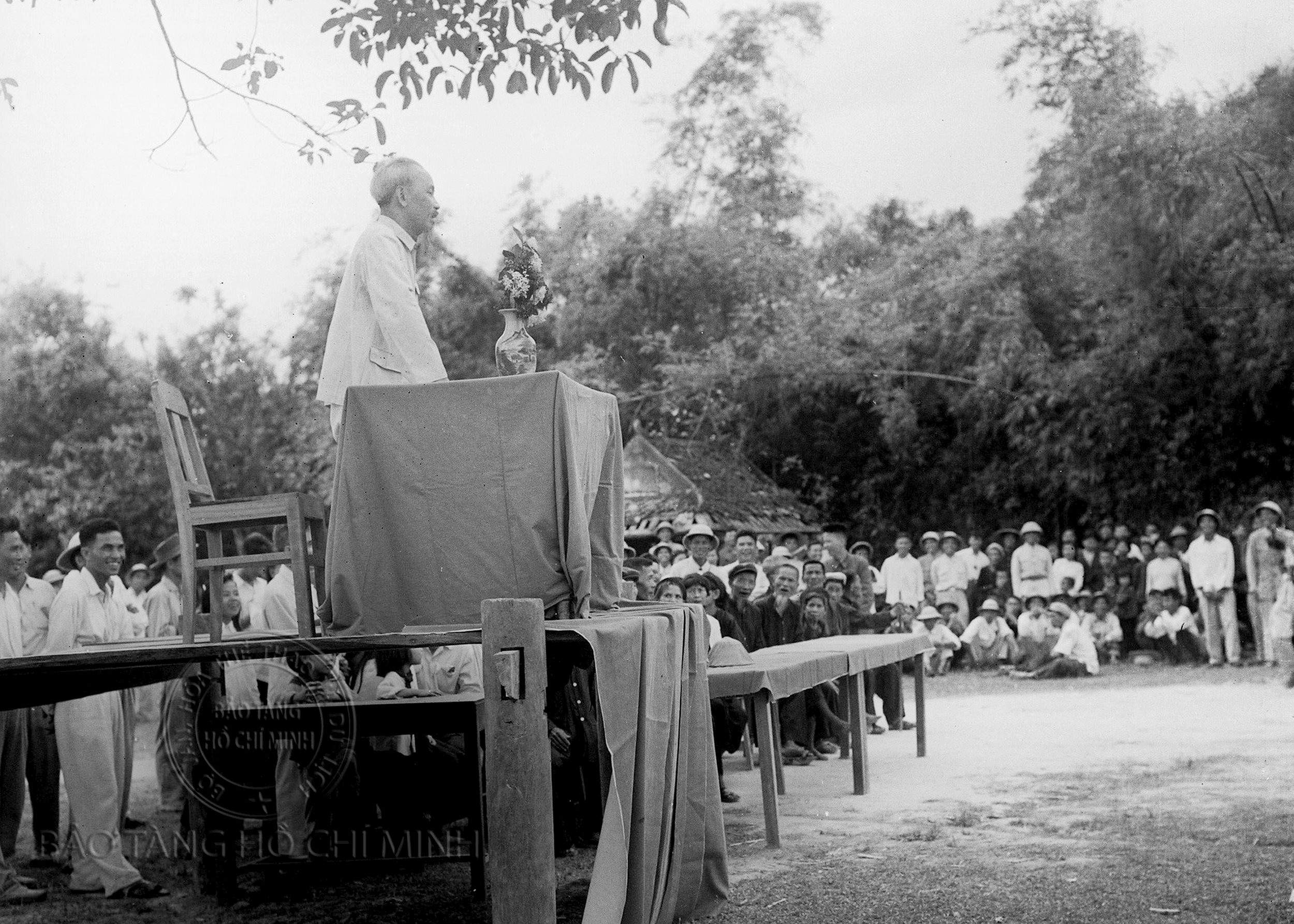 Chủ tịch Hồ Chí Minh nói chuyện với người dân tại Sân vận động Làng Sen năm 1957