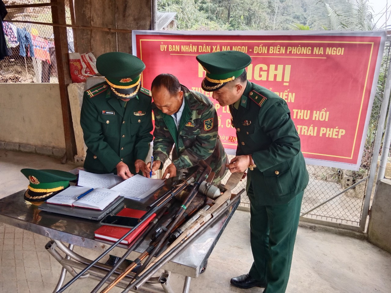 bna_Cán bộ Đồn Biên phòng Na Ngoi, BĐBP Nghệ An tiếp nhận vũ khí do người dân địa phương giao nộp. ảnh pv.jpg