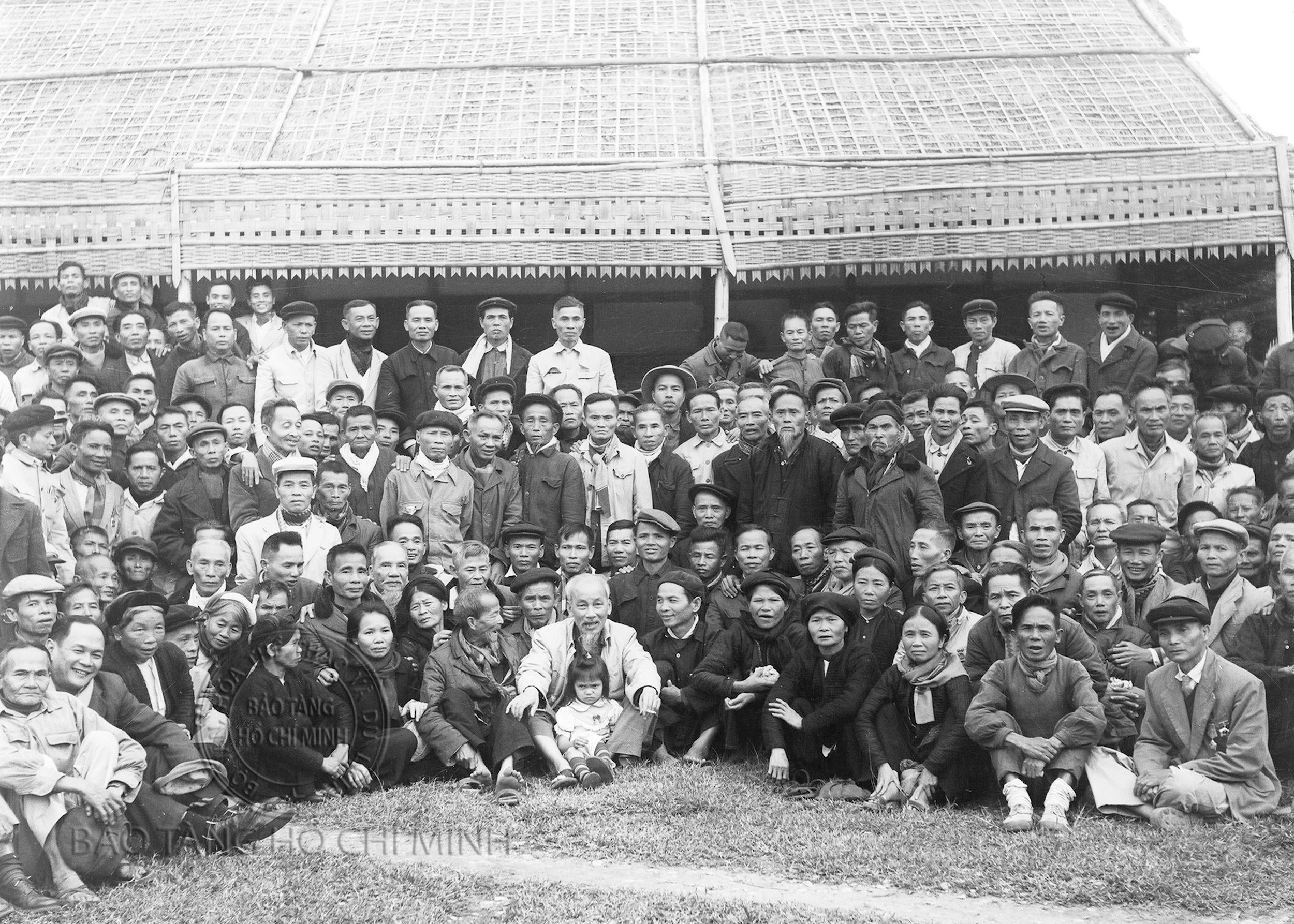 Chủ tịch Hồ Chí Minh gặp gỡ các lão thành cách mạng ngày 9/12/1961. Ảnh tư liệu: Khu Di tích Kim Liên
