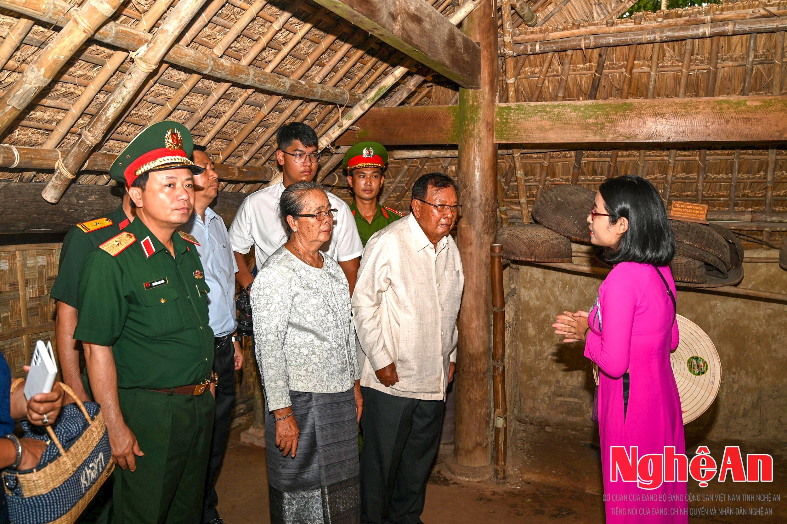 Đoàn lãnh đạo cao cấp nước bạn Lào hài lòng khi được nghe thuyết minh về Bác bằng tiếng Lào. Ảnh: ĐVCC