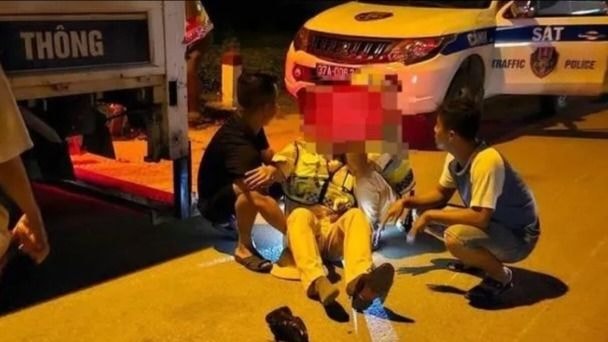 Nam thanh niên lao xe vào cảnh sát giao thông để 'thông chốt' kiểm tra nồng độ cồn