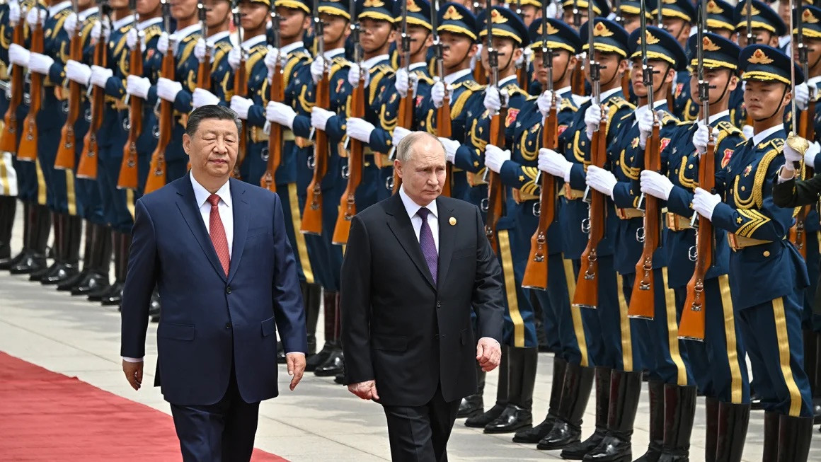 Lễ đón chính thức Tổng thống Nga thăm Trung Quốc tại Bắc Kinh ngày 16-5. Ảnh AFP.jpeg