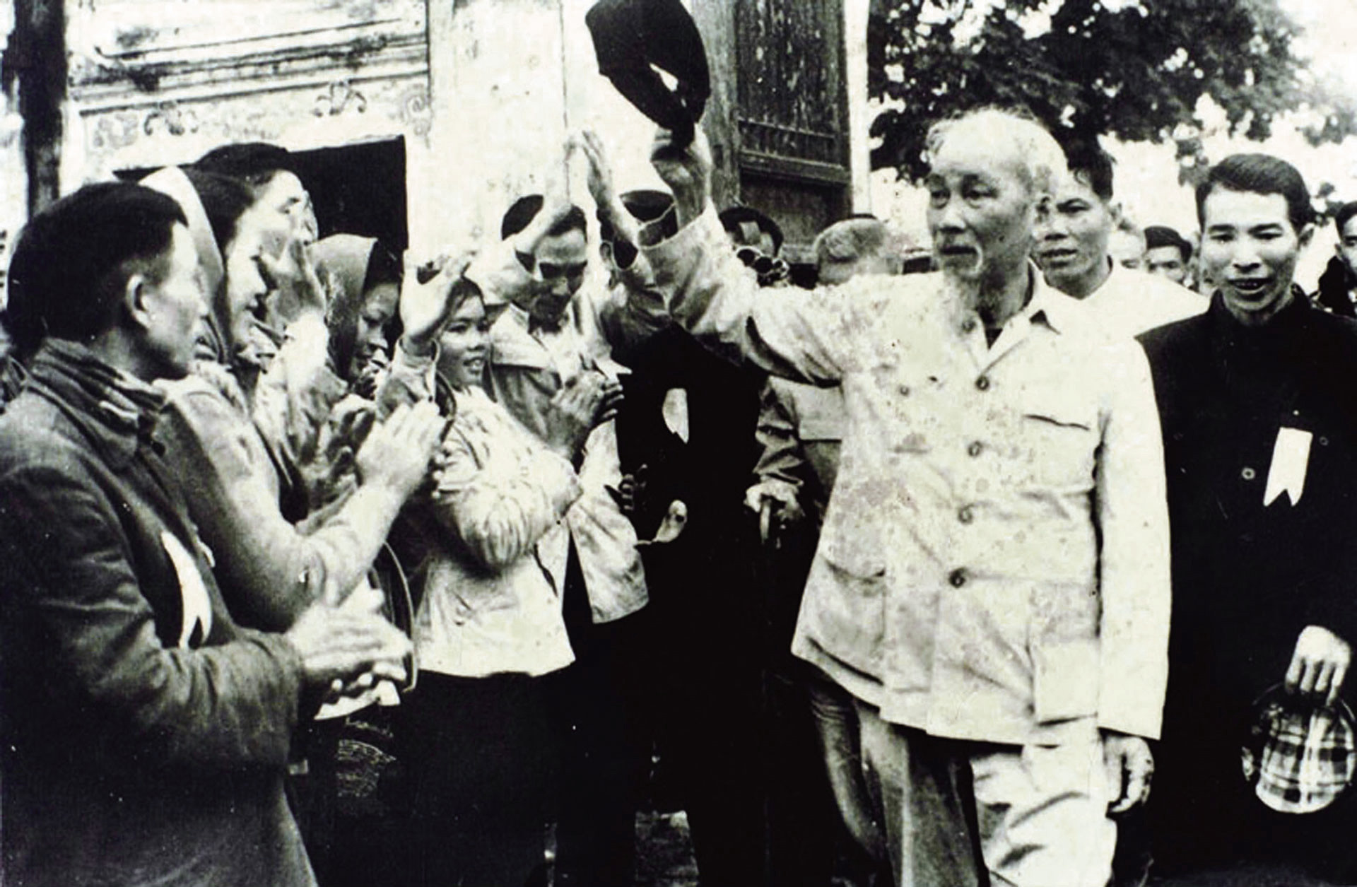 Bác Hồ với nhân dân trong buổi nói chuyện với Đảng bộ và nhân dân Hà Bắc ngày 9-2-1967.jpg