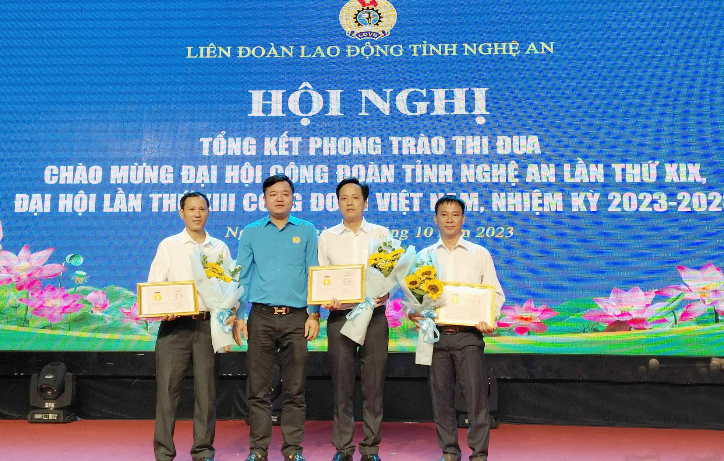 Anh Hồ Thanh Bình (bìa phải) được đón nhận Bằng Lao động sáng tạo năm 2022 của Tổng Liên đoàn Lao động Việt Nam. ảnh Thanh Quỳnh.jpg