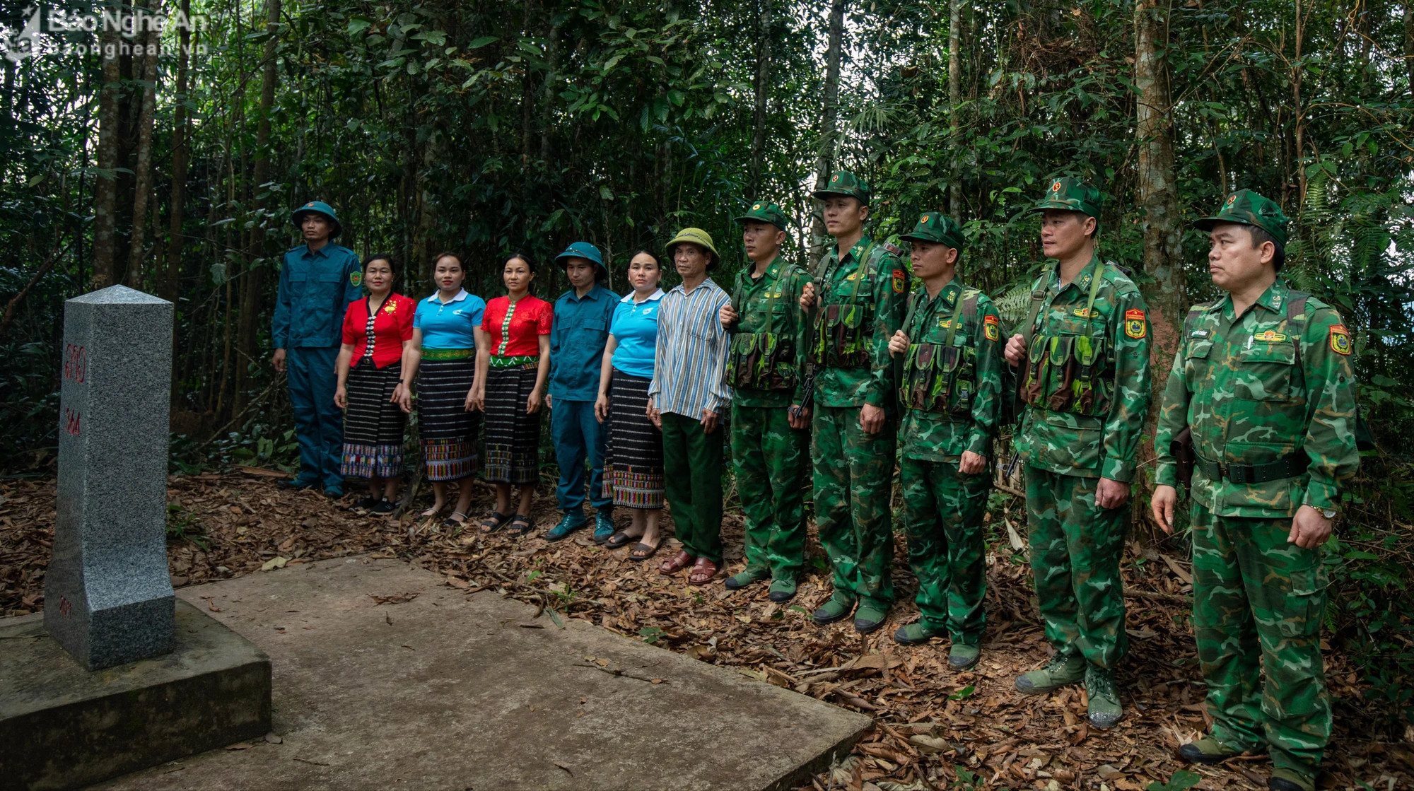 Dân quân tự vệ và người dân xã Thông Thụ ( Quế Phong) tuần tra đường biên, cột mốc cùng đồn Biên phòng Thông Thụ.jpg