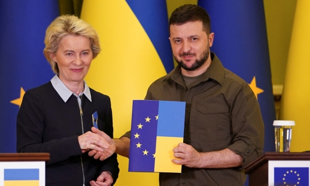 Chủ tịch Ủy ban châu Âu Ursula von der Leyen trao cho Tổng thống Volodymyr Zelensky bảng câu hỏi đánh giá mức độ sẵn sàng gia nhập EU. Ảnh: AP.