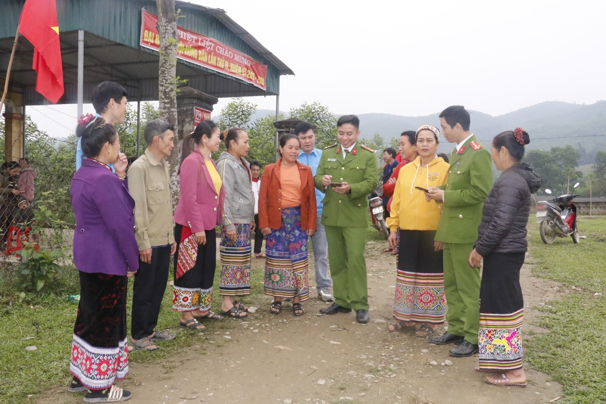 Công an Nghệ An tăng cường bám, nắm địa bàn, tuyên truyền phổ biến pháp luật cho người dân ở miền Tây xứ Nghệ. Ảnh tư liệu: Phạm Thủy
