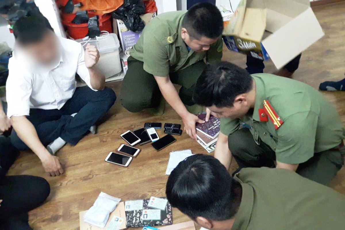 Công an TP. Vinh phát hiện và thu giữ nhiều tài liệu của một đối tượng truyền giảng Hội thánh của Đức Chúa Trời Mẹ trái phép. Ảnh tư liệu