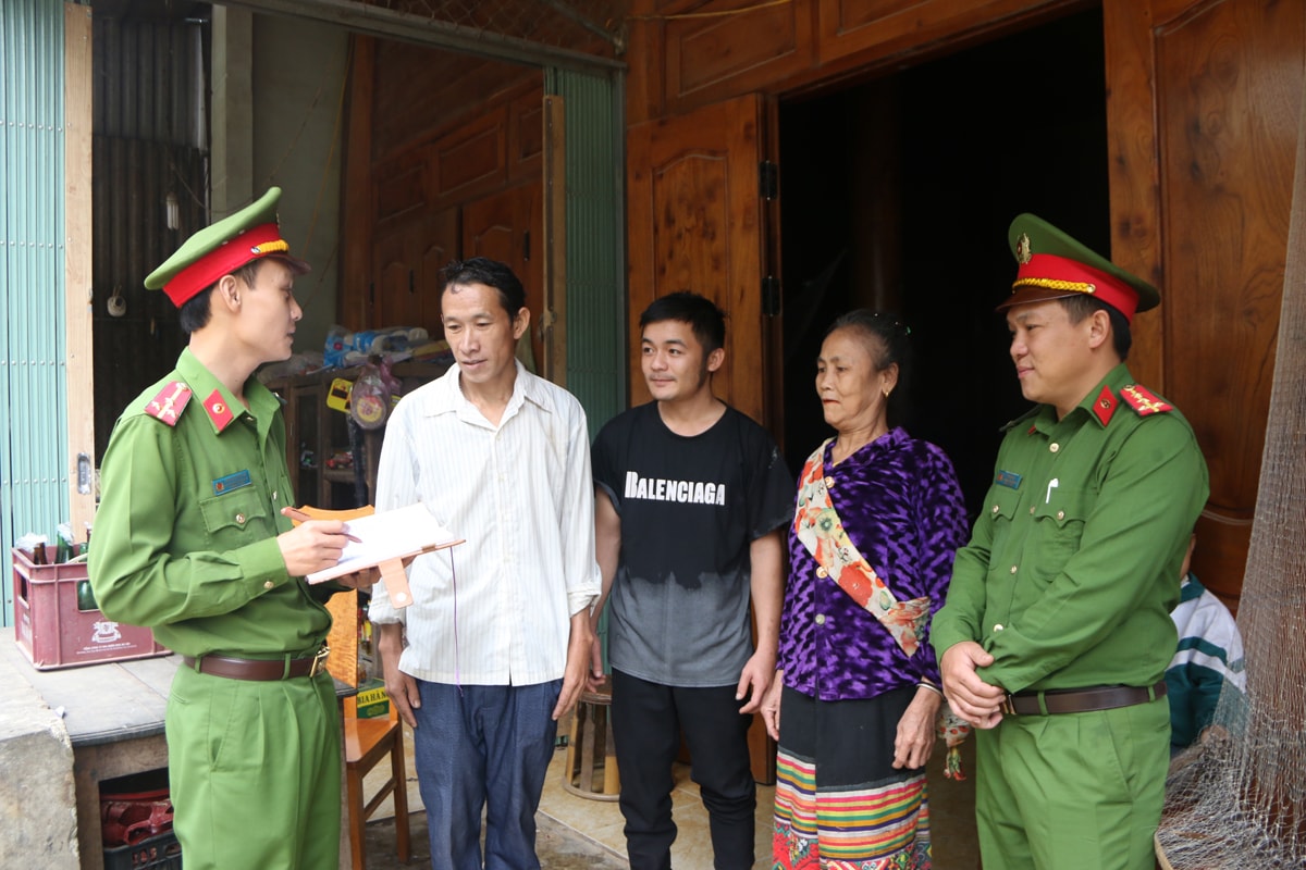Công an xã Tam Thái (Tương Dương) tuyên truyền pháp luật cho người dân. Ảnh: Tiến Đông