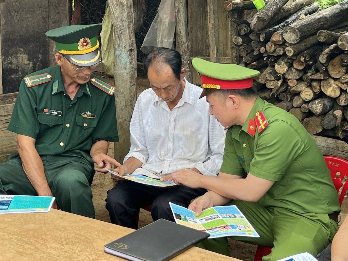 Công an xã Tri Lễ (Quế Phong) phối hợp Đồn Biên phòng Tri Lễ tuyên truyền pháp luật cho người dân. Ảnh: Đức Vũ