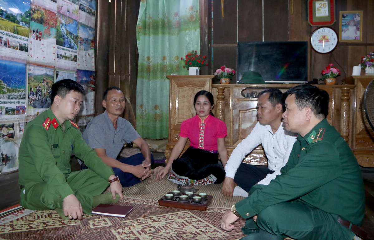 Lực lượng Công an và Biên phòng tích cực tuyên truyền chính sách pháp luật cho người dân khu vực biên giới. Ảnh: Tiến Đông