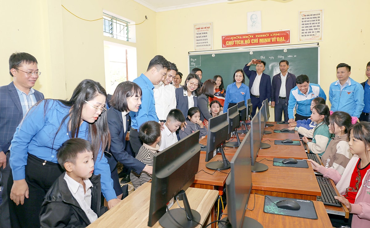 Đại diện Tỉnh đoàn, Hội LHTN tỉnh và các đơn vị đồng hành trao tặng