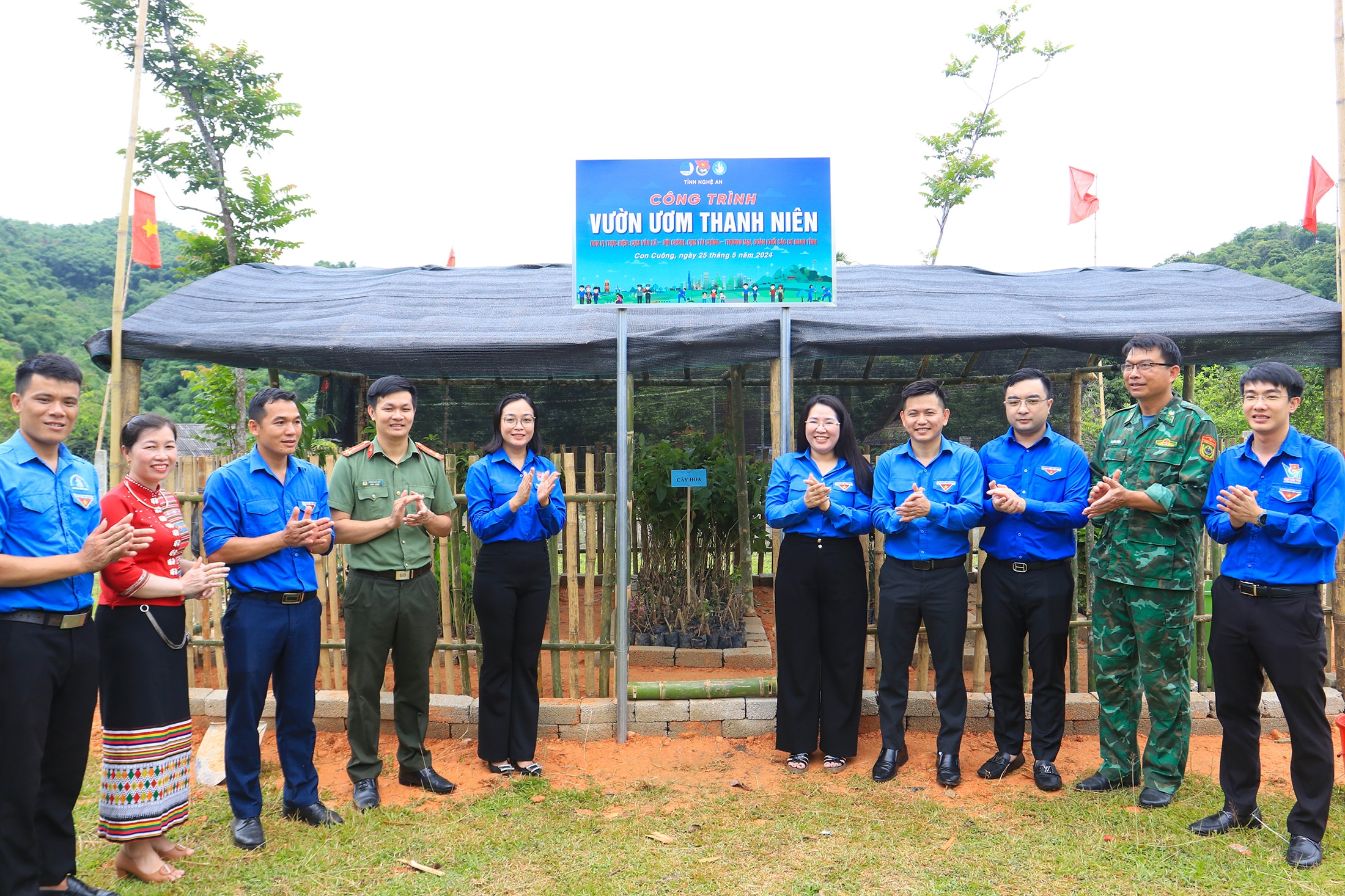 Tỉnh đoàn, Đoàn Khối Các Cơ quan tỉnh hỗ trợ vườn ươm gần 10 nghìn cây giống cho thanh niên vùng đồng bào bào dân tộc thiểu số huyện Con Cuông để xây dựng mô hình kinh tế thoát nghèo.