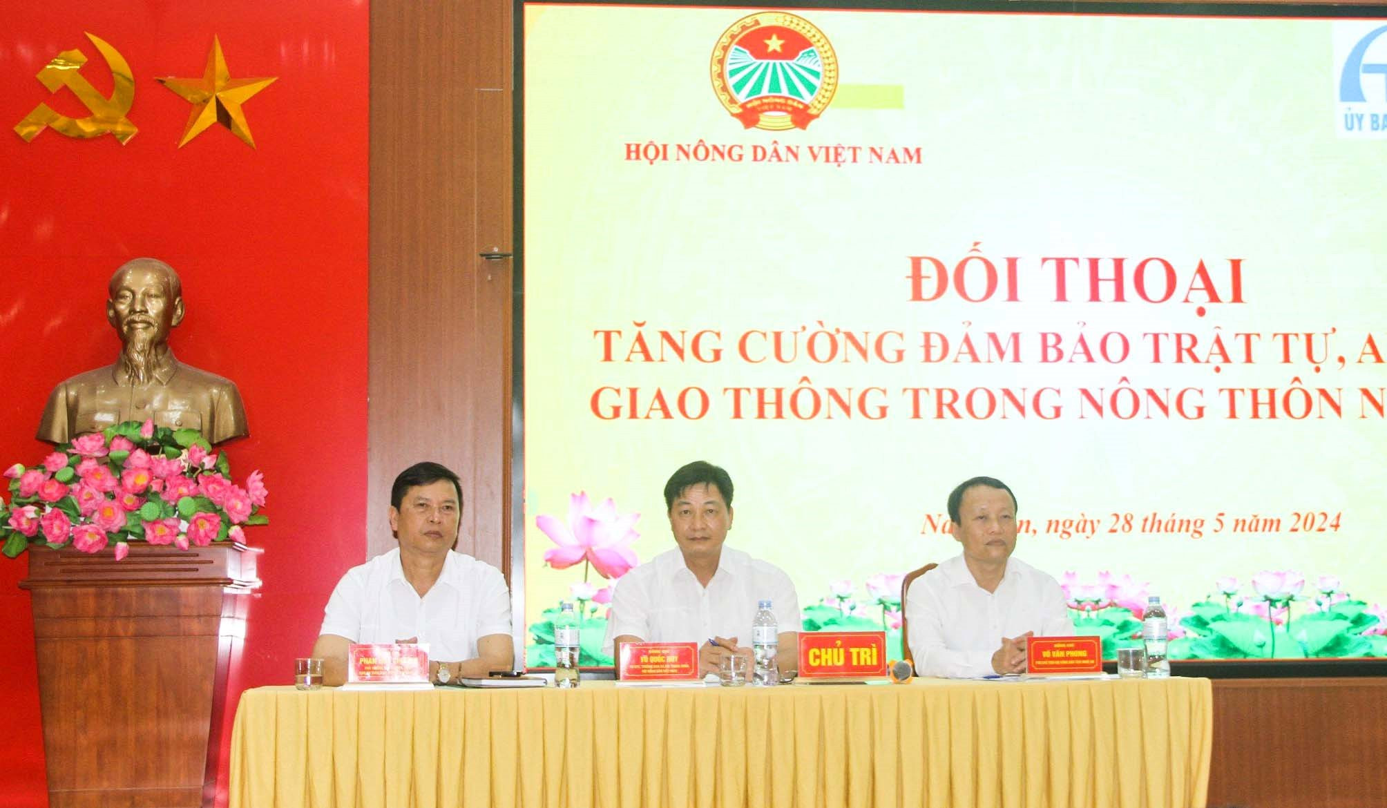 Chủ trì hội nghị đối thoại có các đồng chí Trung ương Hội Nông dân Việt Nam, Hội Nông dân tỉnh và Ban ATGT tỉnh. Ảnh: T.P