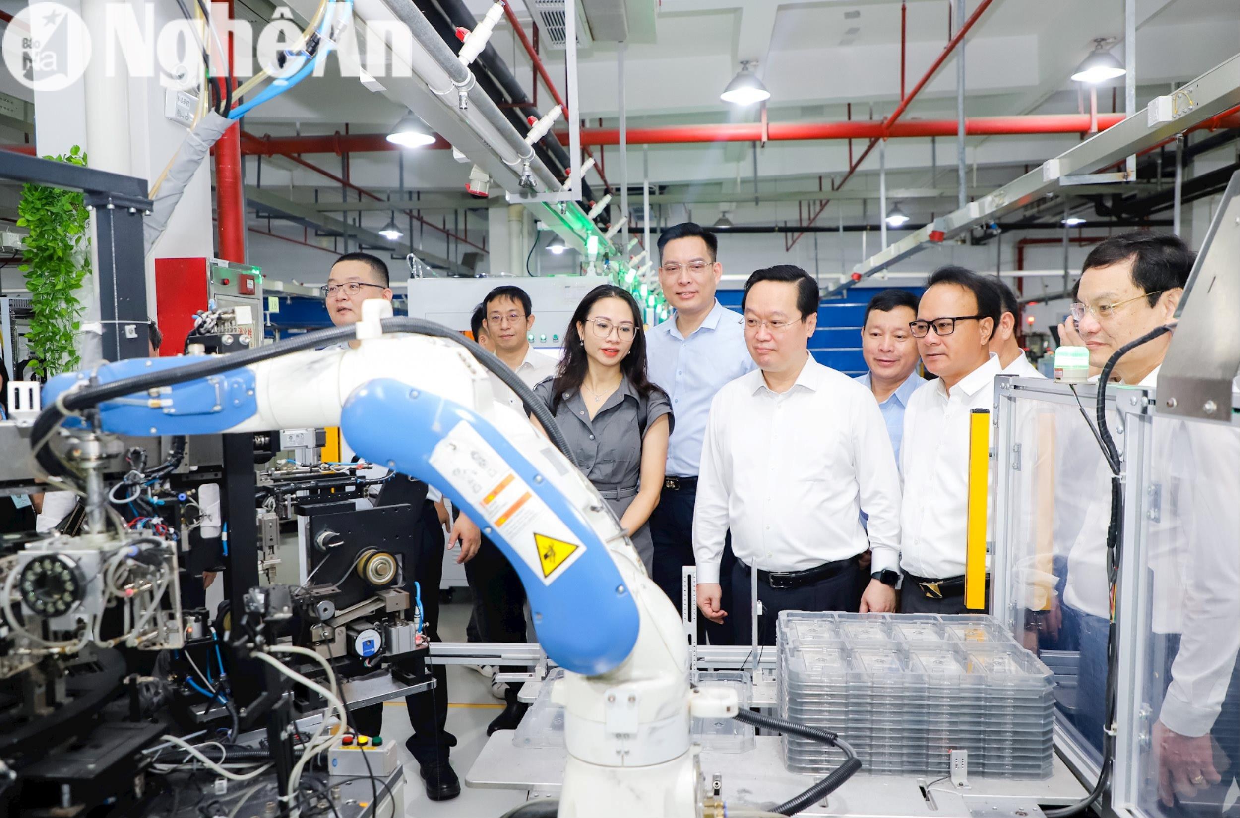 Chủ tịch UBND tỉnh Nguyễn Đức Trung và đoàn thăm nhà máy sản xuất của Tập đoàn Everwin Precision Hong Kong Company Limited tại thành phố Đông Quản, tỉnh Quảng Đông (Trung Quốc). Ảnh: Phạm Bằng