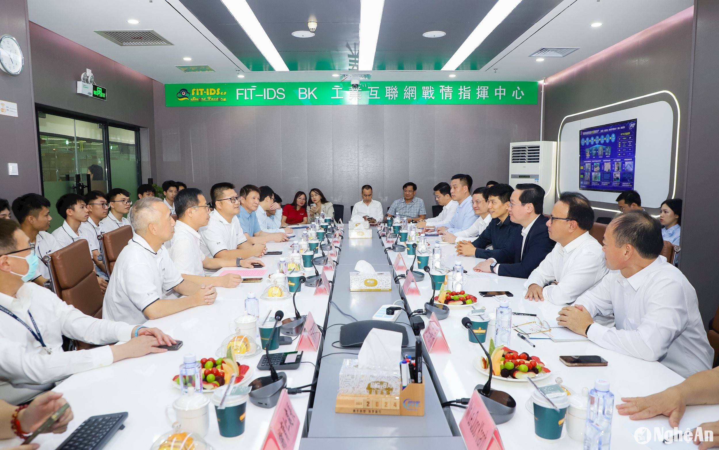 Chủ tịch UBND tỉnh Nguyễn Đức Trung làm việc với lãnh đạo Công ty Foxconn Interconnect Technology Ltd. Ảnh: Phạm Bằng