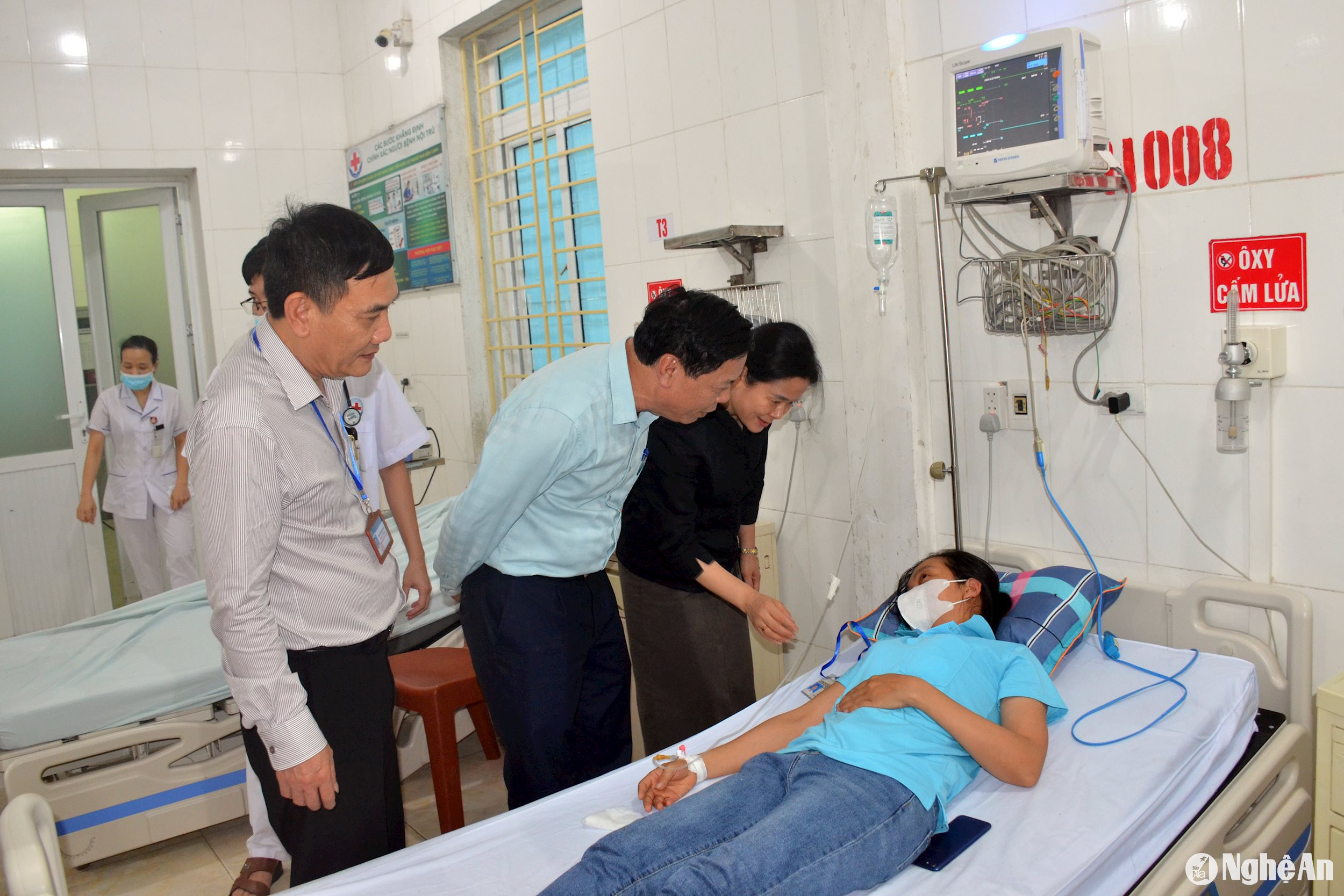 Lãnh đạo Huyện Yên Thành và Sở Y tế Nghệ An thăm hỏi bệnh nhân bị ngộ độc thực phẩm tại Bệnh viện Đa khoa Yên Thành. Ảnh Thành Chung