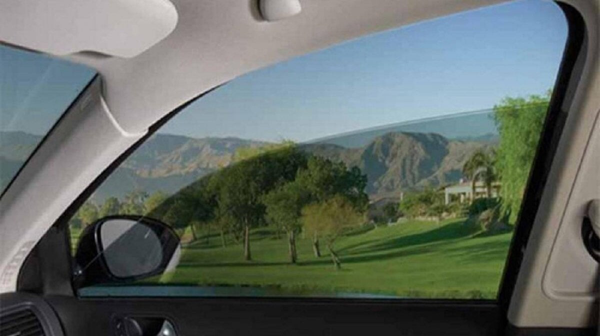 Hạ một phần các cửa sổ trên xe nhằm đẩy nhanh quá trình thoát khí nóng ra khỏi xe. (Ảnh minh họa).
