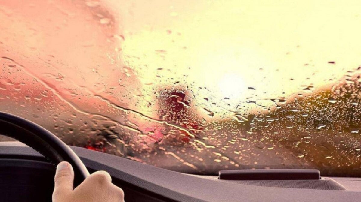Phun nước lên kính khi lái xe cũng là một mẹo nhỏ giúp xe hạ nhiệt nhanh. (Ảnh minh hoạ).