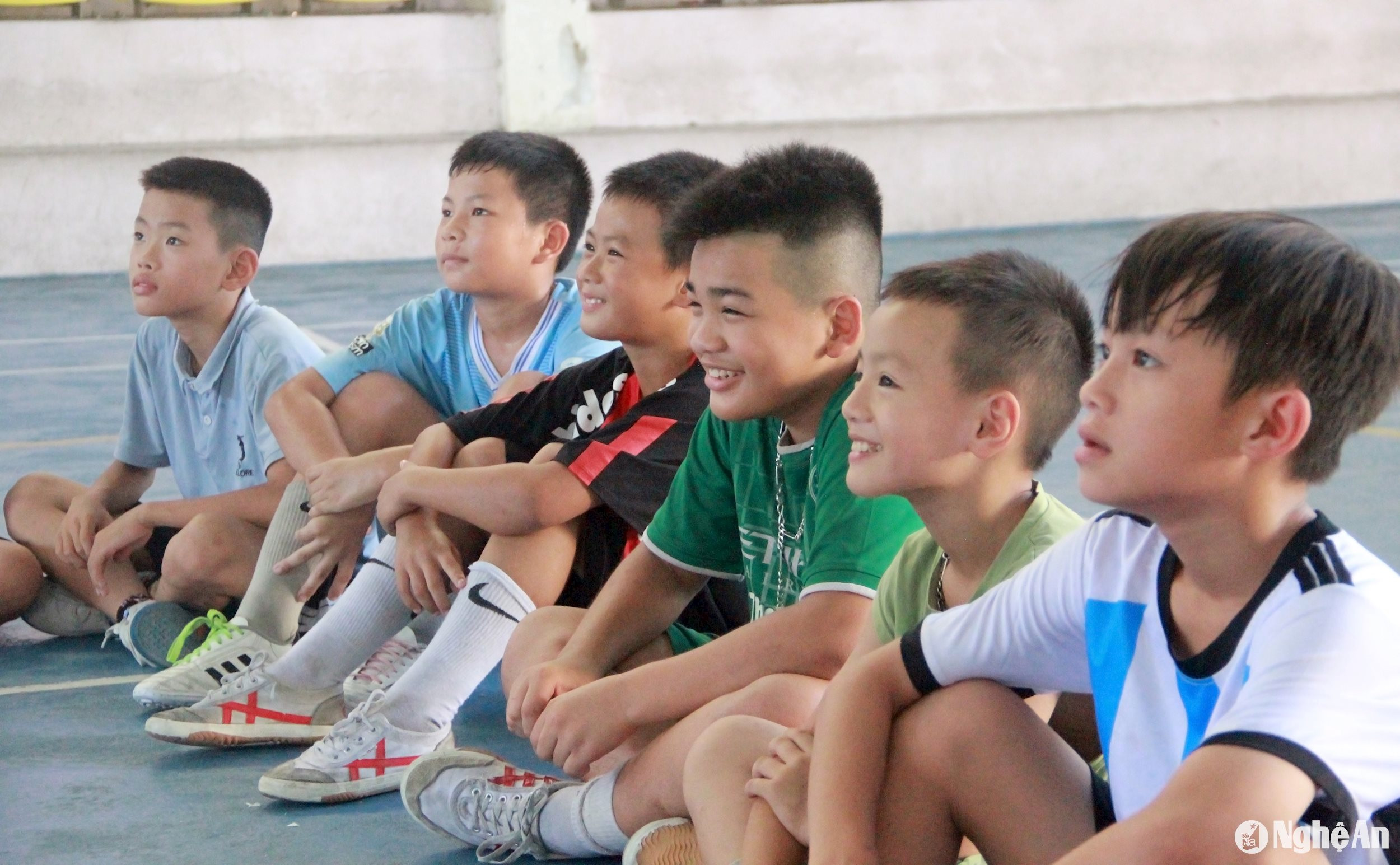 Các cầu thủ Nhi đồng Quỳnh Lưu hào hứng nghe HLV chỉ dạy. Ảnh: Quang An