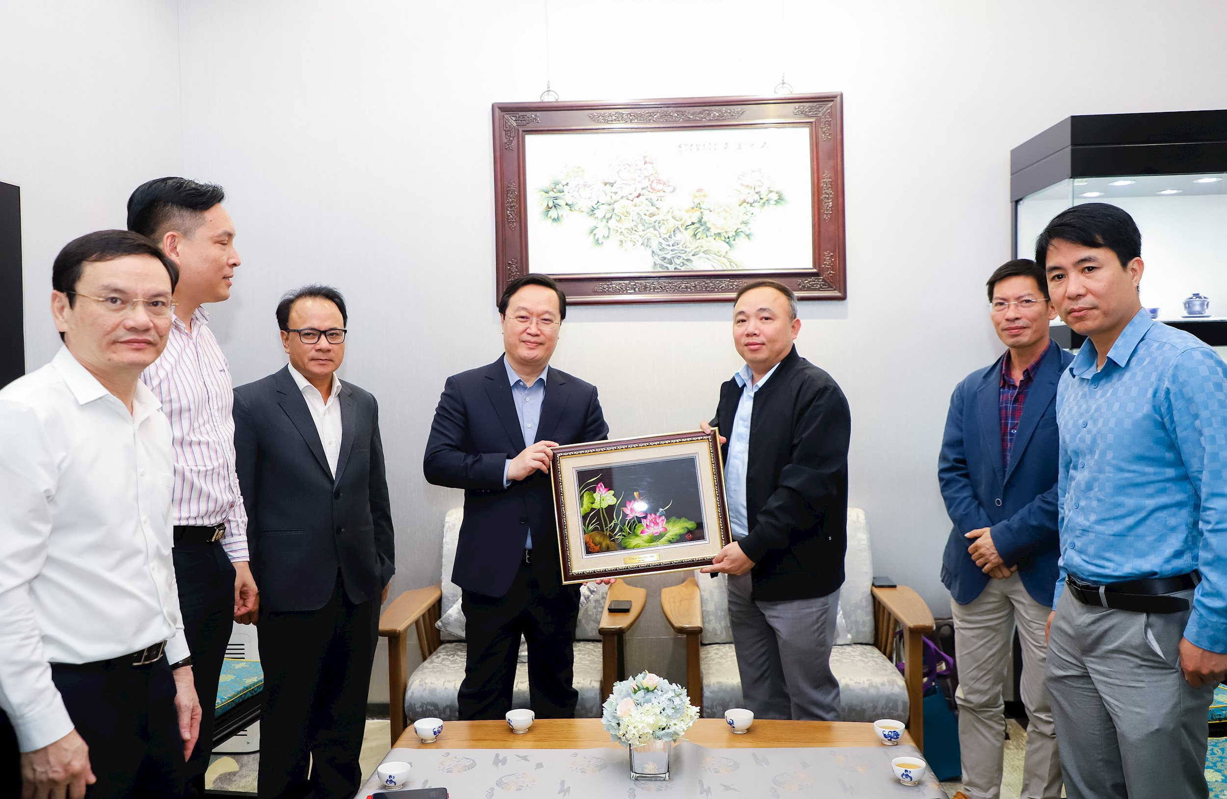 Chủ tịch UBND tỉnh Nguyễn Đức Trung tặng quà lưu niệm đến Tổng Lãnh sự Việt Nam tại thành phố Thượng Hải. Ảnh: Phạm Bằng