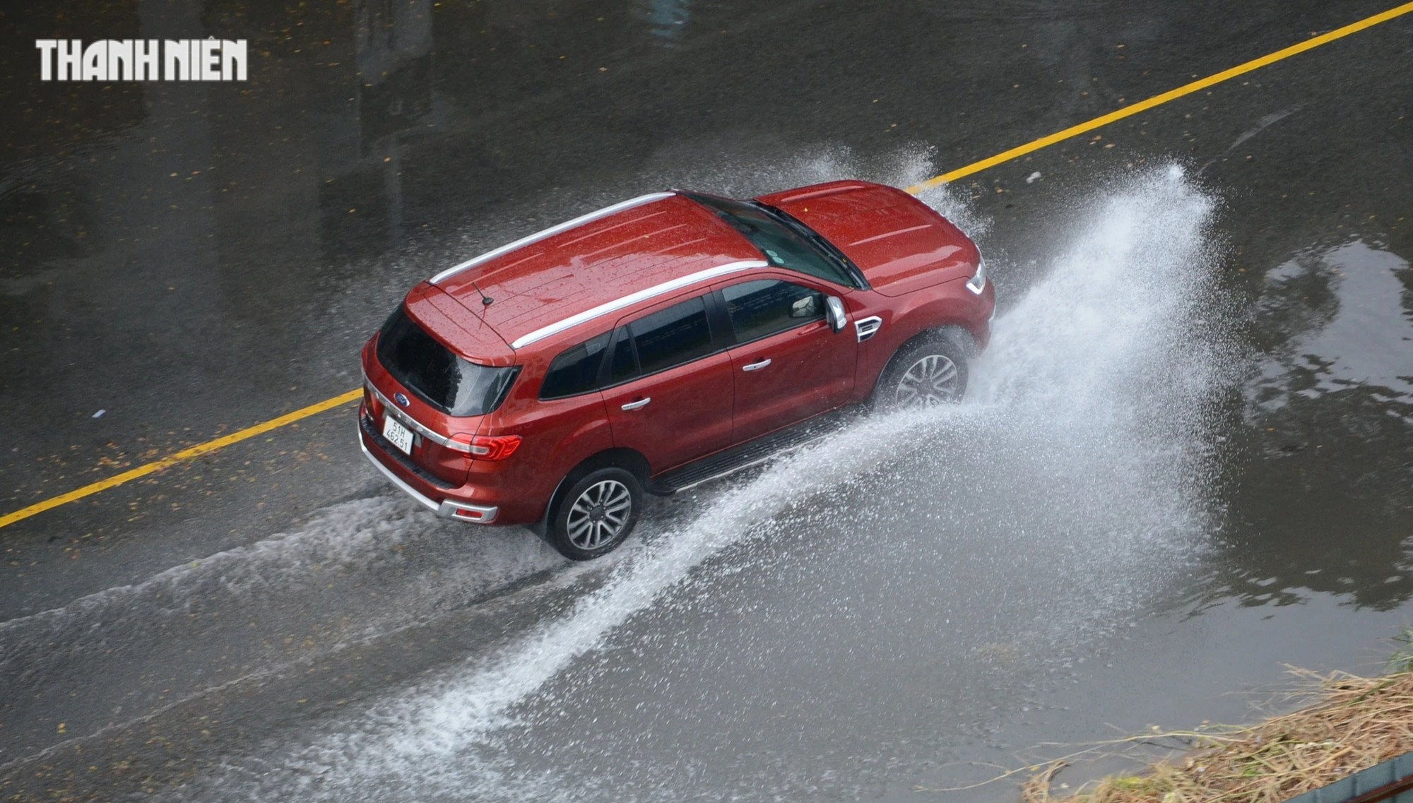 5 sự cố thường xảy ra khi lái ô tô dưới trời mưa- Ảnh 1.