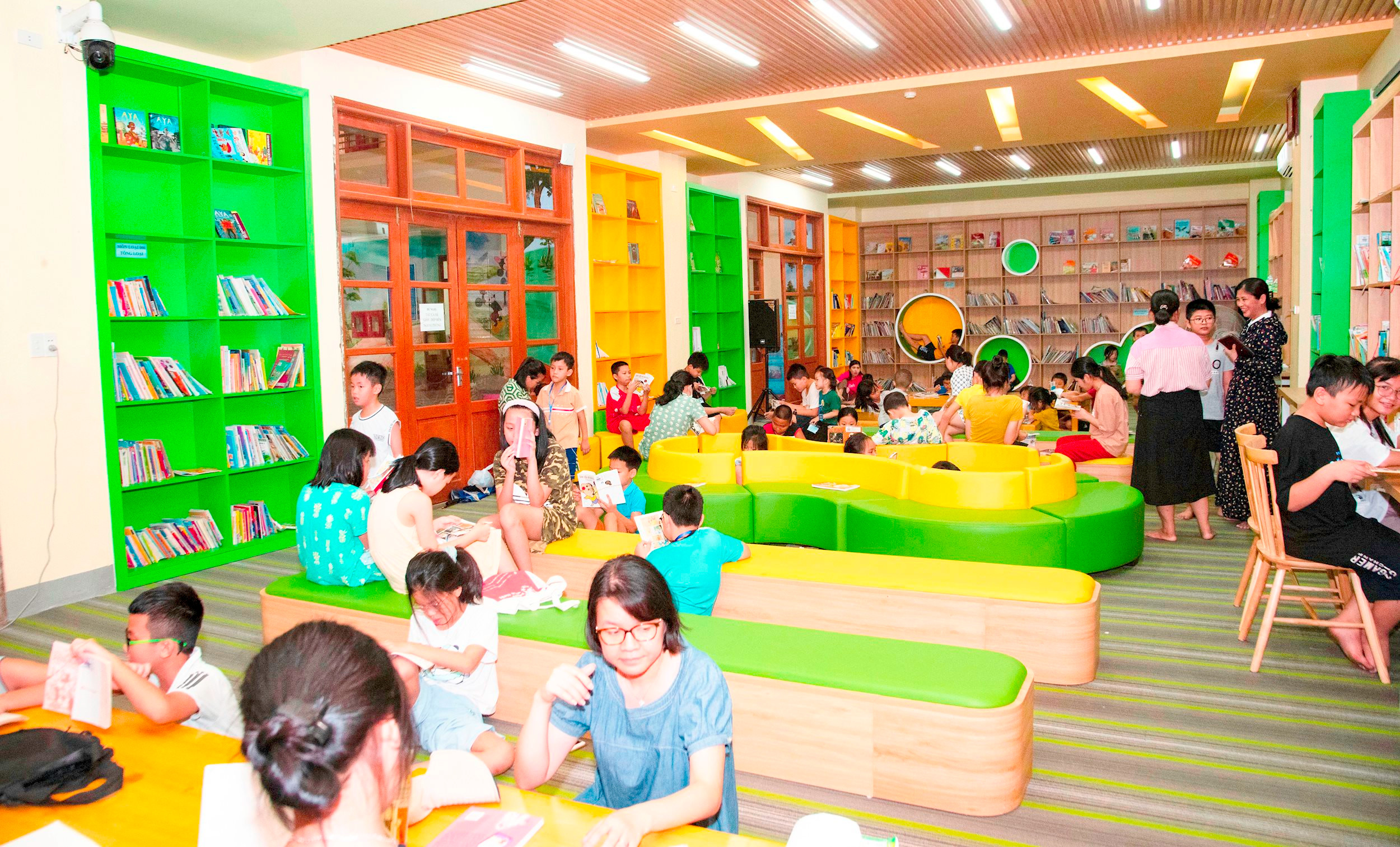 Các em thiếu nhi đọc sách tại Thư viện tỉnh Nghệ An. Ảnh: Minh Quân.
