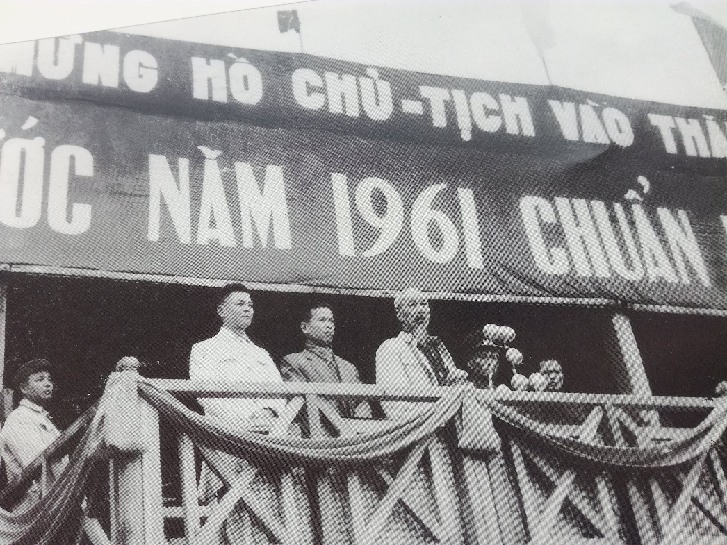 Bác Hồ lên lễ đài nói chuyện với nhân dân tại SVĐ Vinh năm 1961