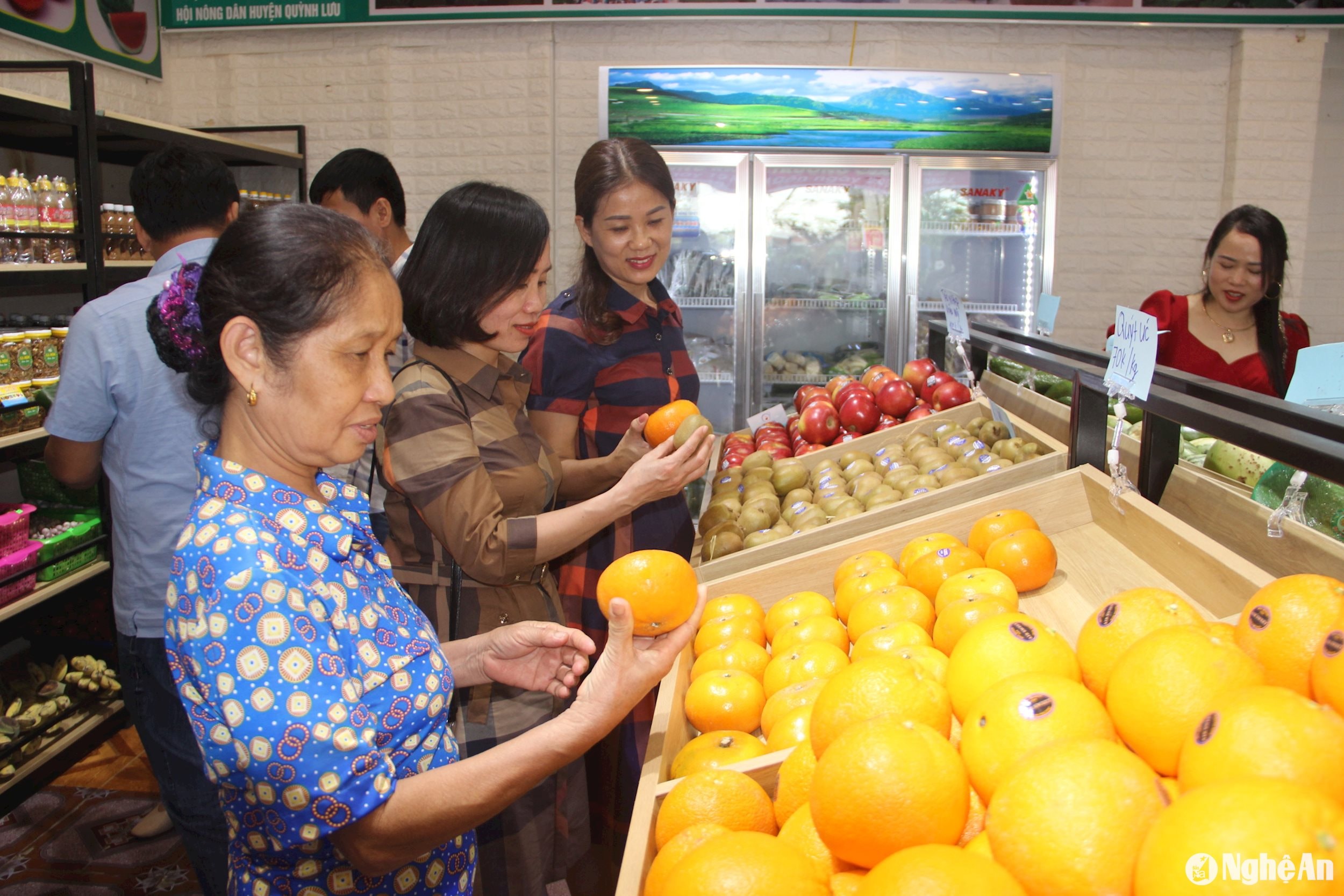 Hội Nông dân tỉnh Nghệ An mở cửa hàng nông sản an toàn tại huyện Quỳnh Lưu. Ảnh: Quang An