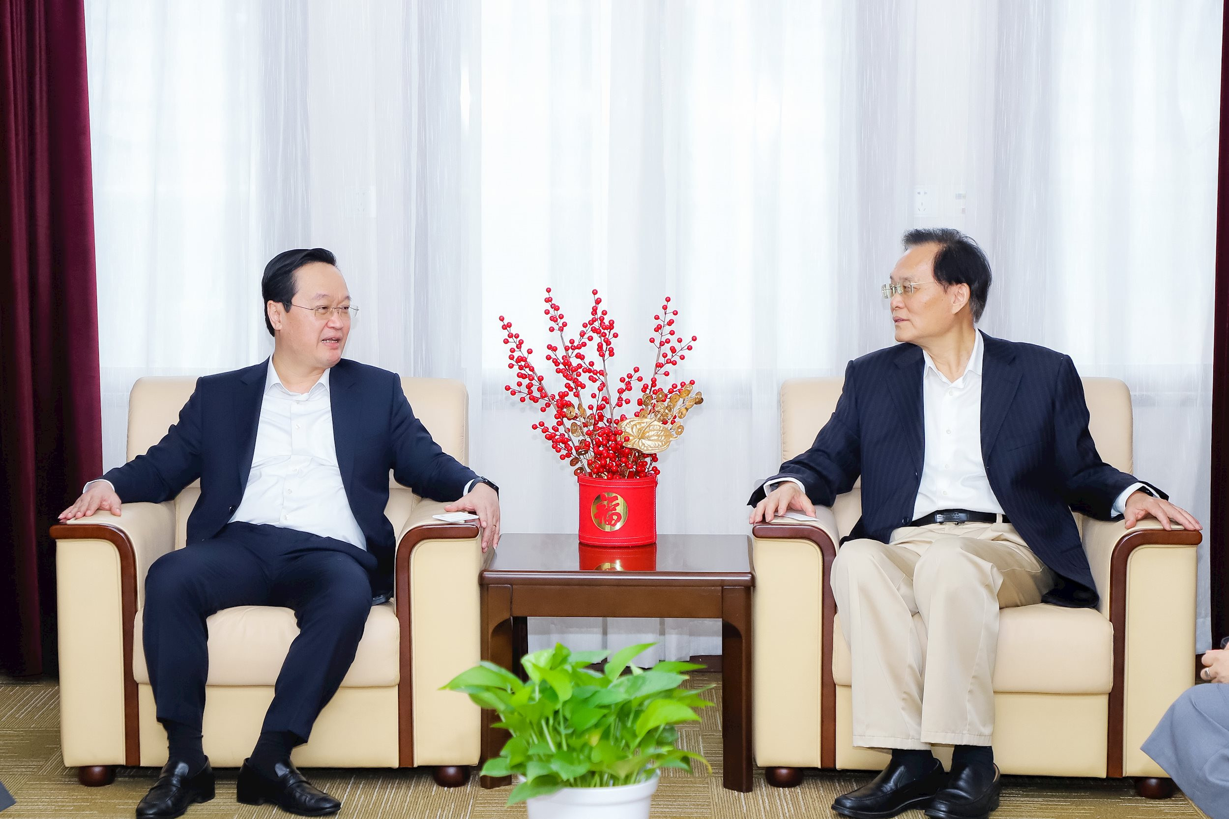 Chủ tịch UBND tỉnh Nguyễn Đức Trung bày tỏ vui mừng được đến thăm, làm việc với Liên đoàn Kinh tế Công nghiệp Thượng Hải. Ảnh: Phạm Bằng