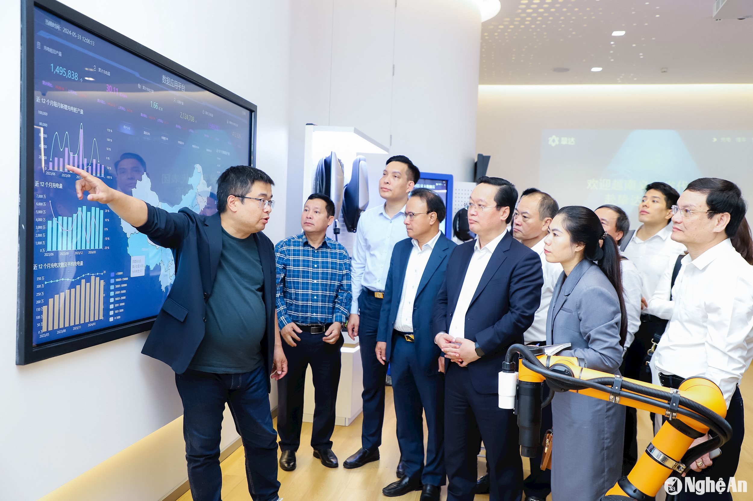 Chủ tịch UBND tỉnh Nguyễn Đức Trung cùng đoàn công tác tìm hiểu về hoạt động của Công ty TNHH Phát triển công nghệ Zhida Thượng Hải. Ảnh: Phạm Bằng