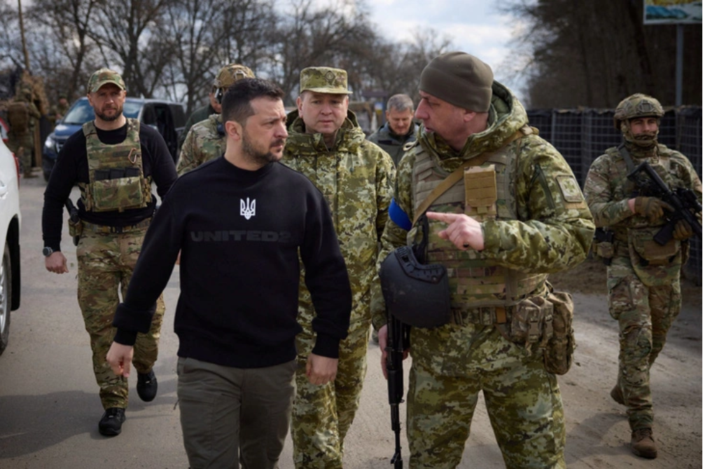 Tổng thống Ukraine Volodymyr Zelensky thăm các vị trí của Lực lượng biên phòng Ukraine gần biên giới với Nga ở vùng Sumy, Ukraine Ảnh: REUTERS