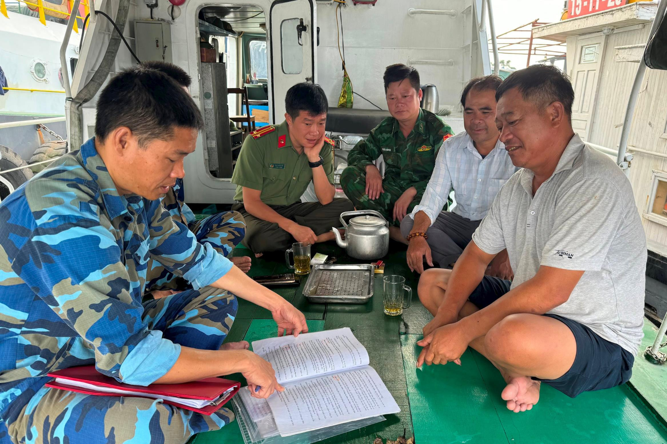 Tuyên truyền nhắc nhở 2 chủ tàu cá vi phạm khai thác tại vùng biển Cửa Lò, Nghệ An. Ảnh: Nguyễn Hải
