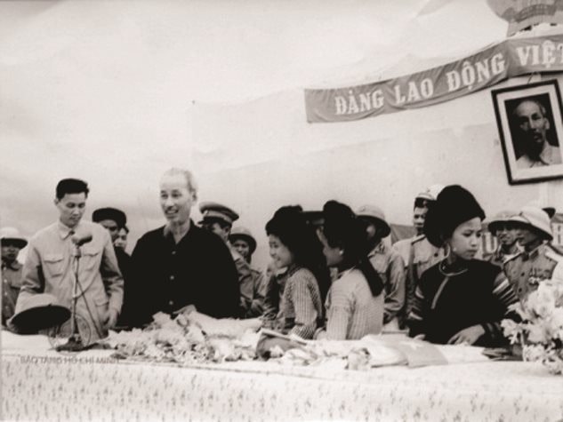 Bác Hồ thăm đồng bào các dân tộc huyện Thuận Châu, Yên Châu, tỉnh Sơn La, tháng 5/1959.