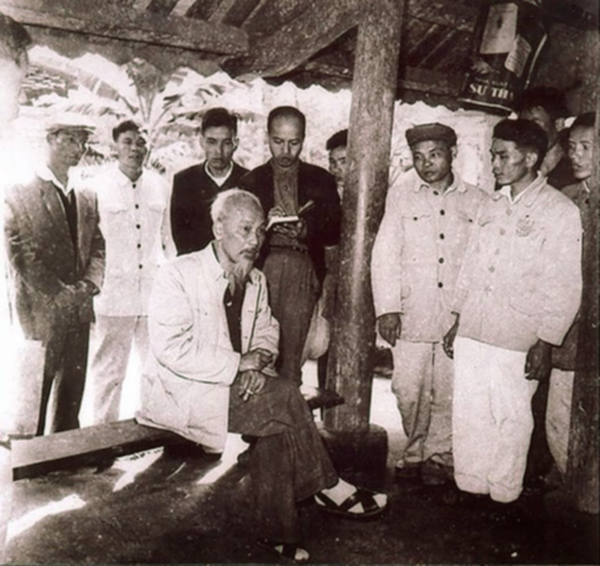Bác Hồ về thăm quê lần thứ nhất (tháng 6 năm 1957).