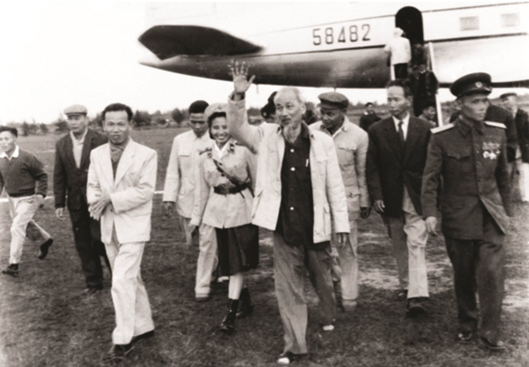 Cán bộ, nhân dân Nghệ An vui mừng đón Bác Hồ về thăm quê lần thứ hai, tháng 12/1961.
