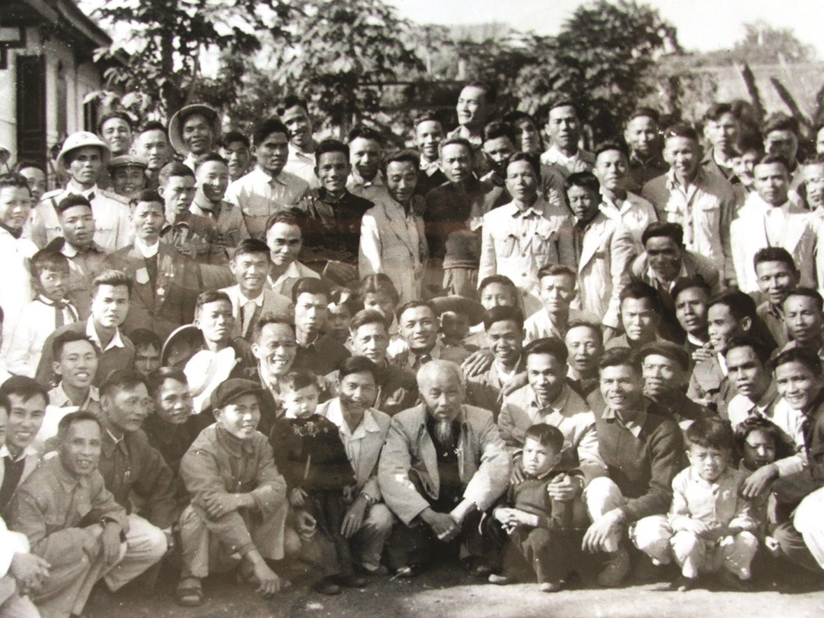 Bác Hồ với cán bộ và nhân dân huyện Nghĩa Đàn, ngày 10/12/1961.