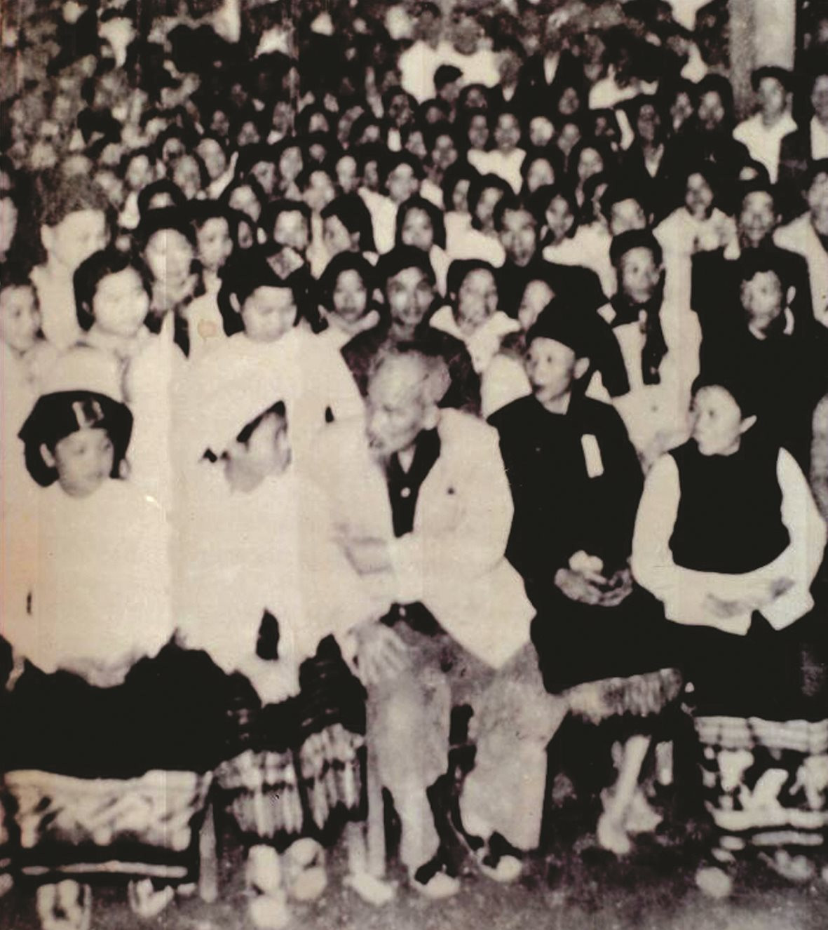 Bác Hồ về thăm, nói chuyện với cán bộ và học sinh Trường Sư phạm Miền núi Nghệ An, chiều ngày 9/12/1961.