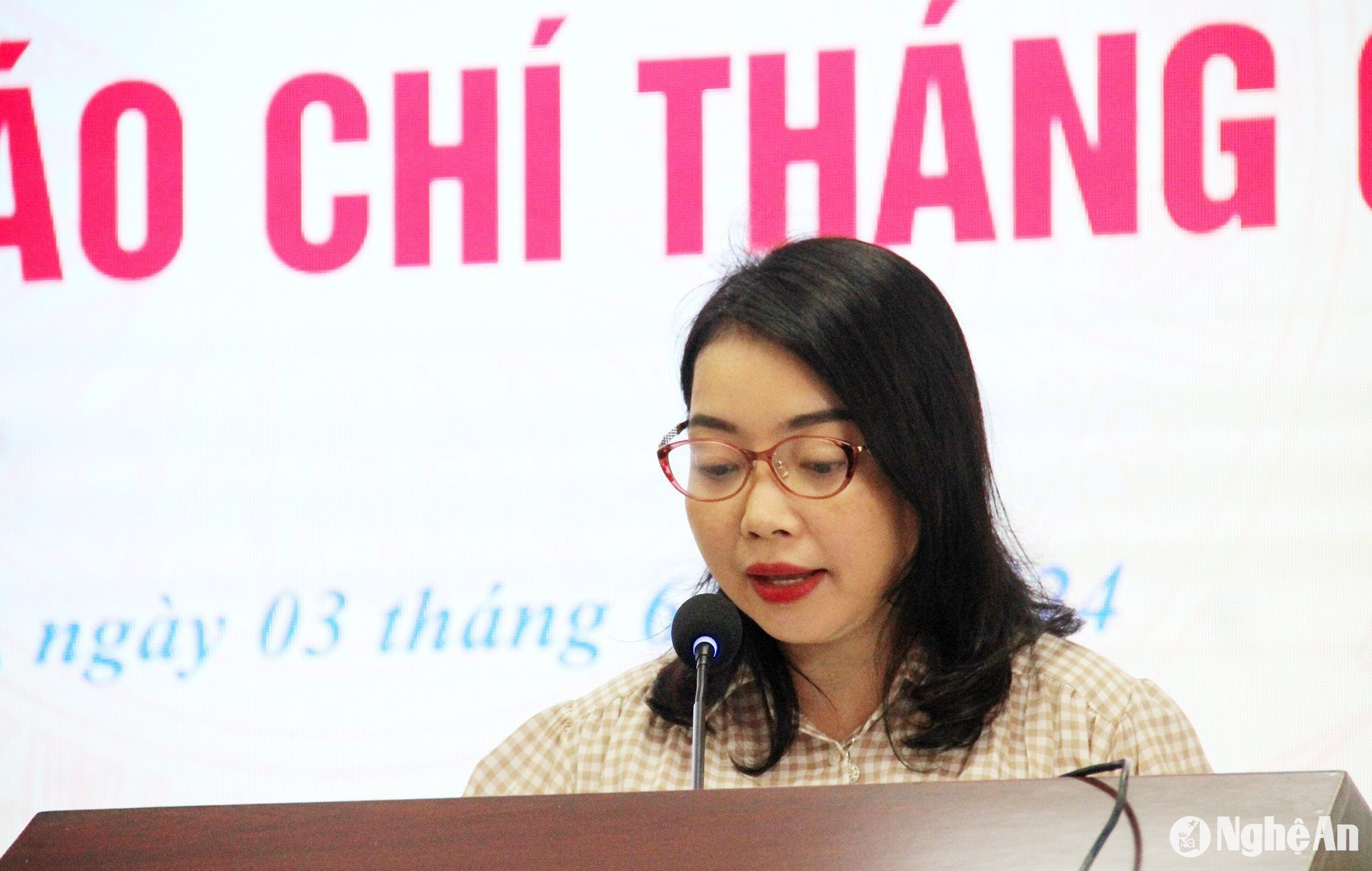 Đồng chí Nguyễn Thị Thơm - Phó trưởng Ban Dân vận Tỉnh uỷ thông tin tại hội nghị. Ảnh: Huyền Trang