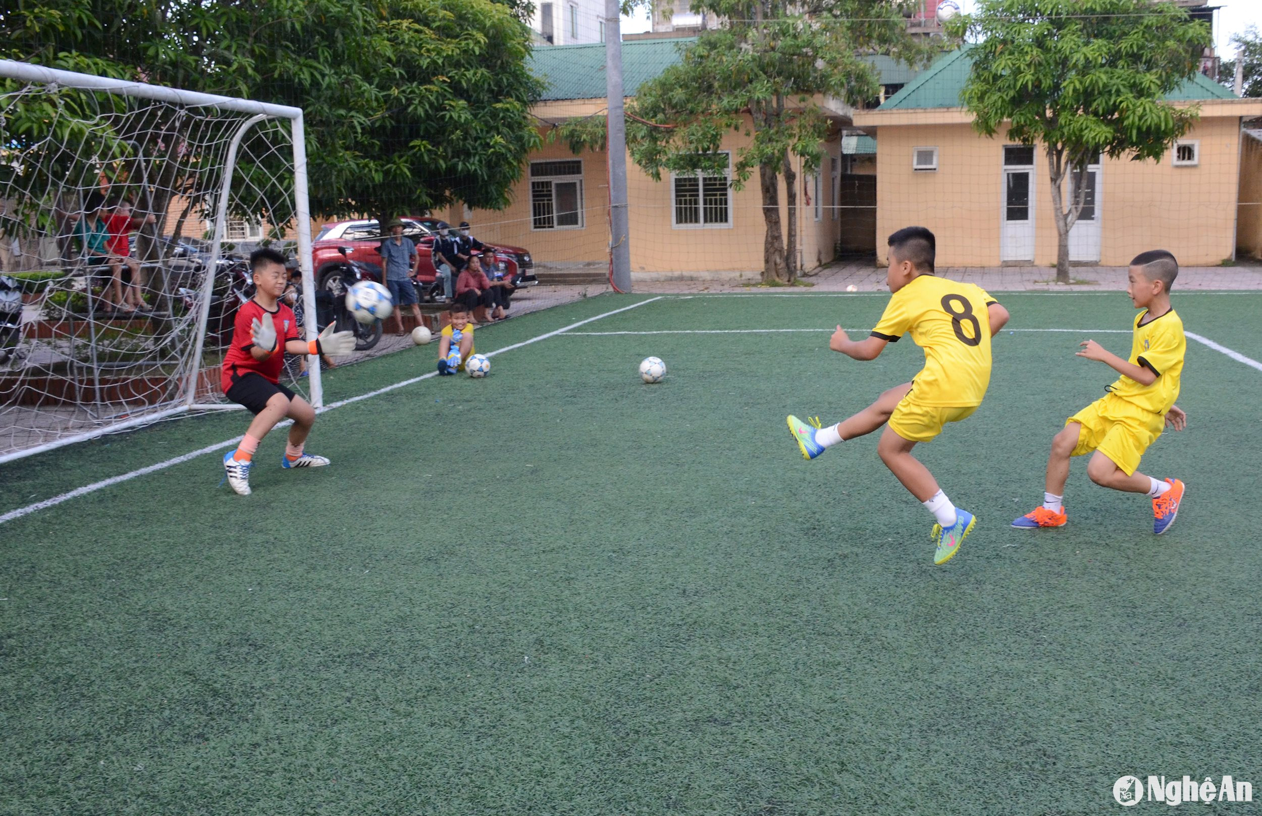 Các cầu thủ đội nhi đồng huyện Nghi Lộc với bài tập tình huống 1 đối 1. Ảnh: Thành Chung