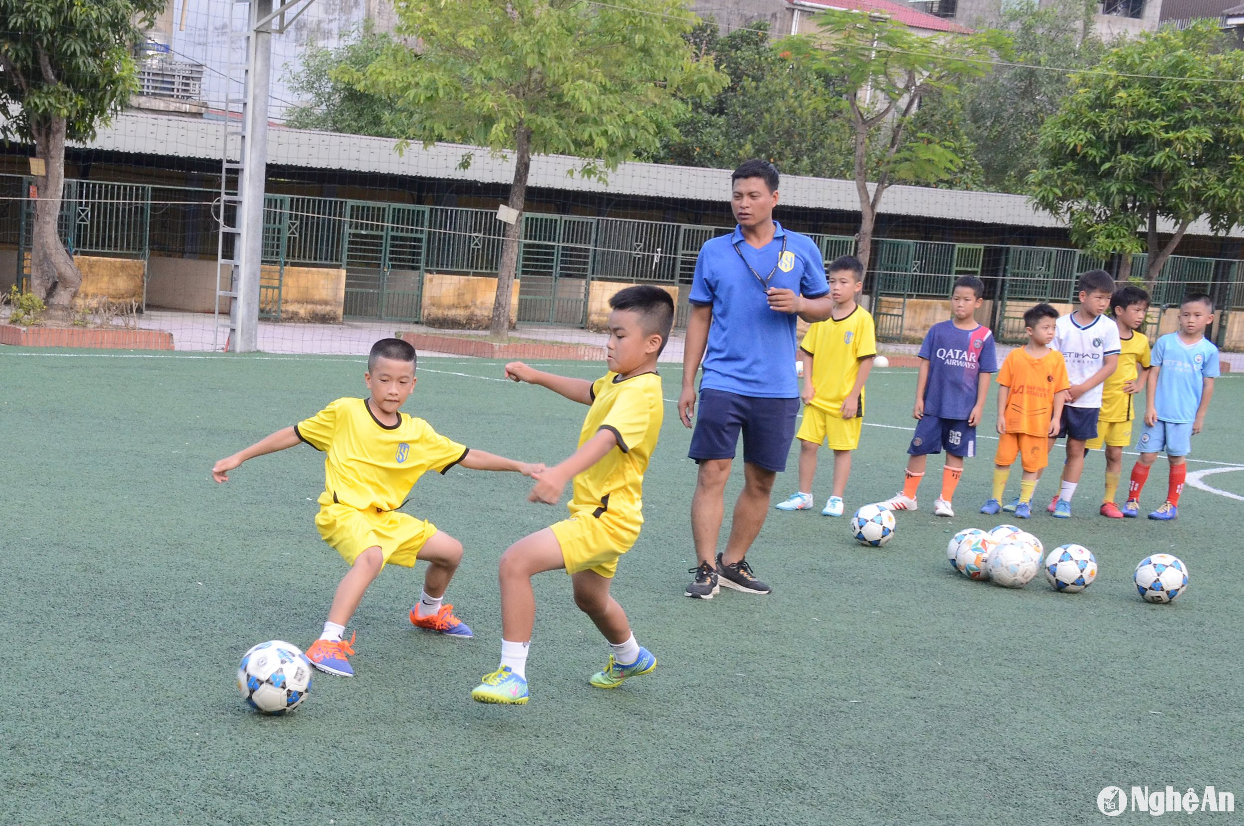 Các cầu thủ đội nhi đồng huyện Nghi Lộc với bài tập tình huống 1 đối 1. Ảnh: Thành Chung