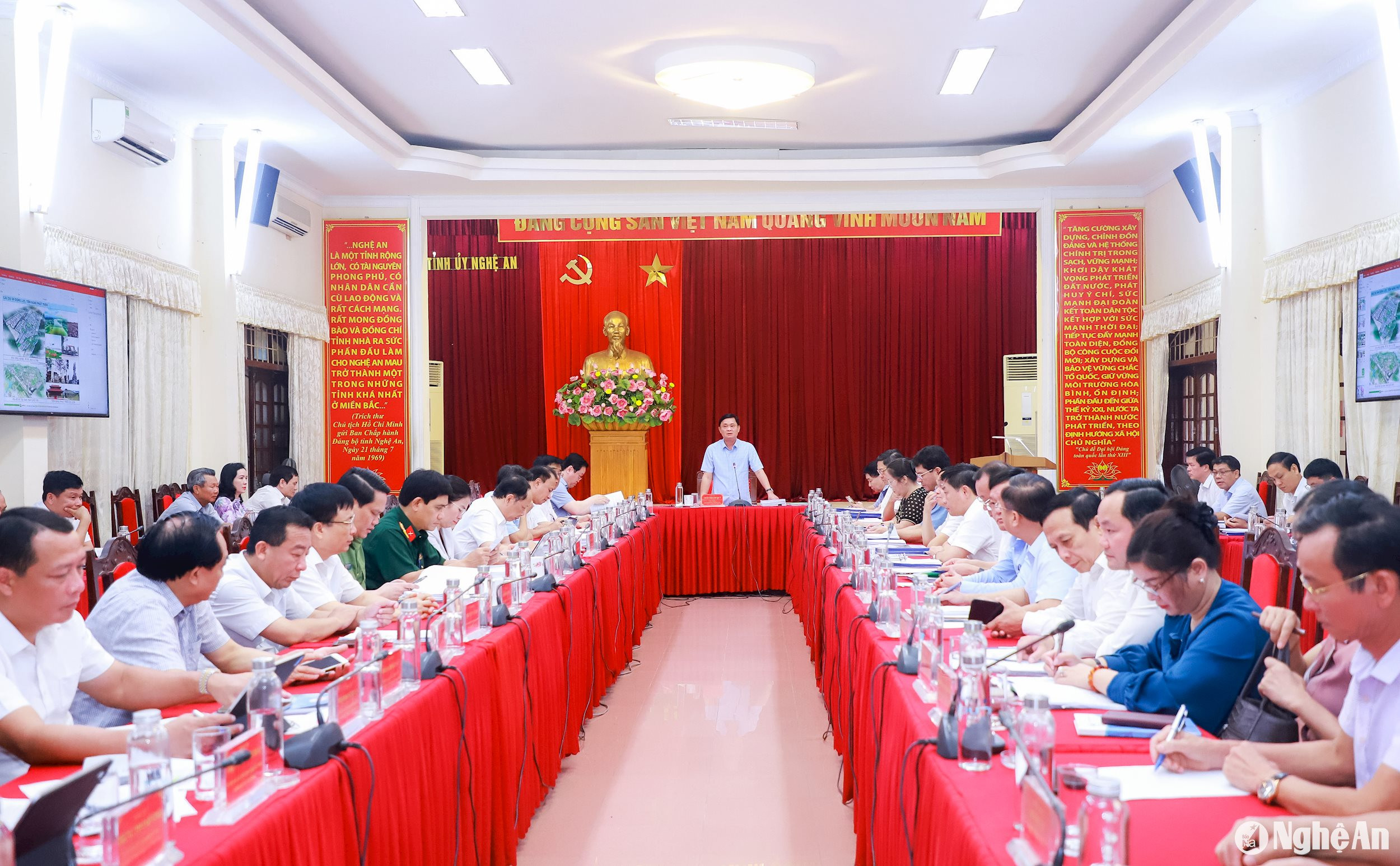 Quang cảnh phiên họp thường kỳ tháng 5/2024 của Ban Thường vụ Tỉnh ủy Nghệ An. Ảnh: Thành Duy