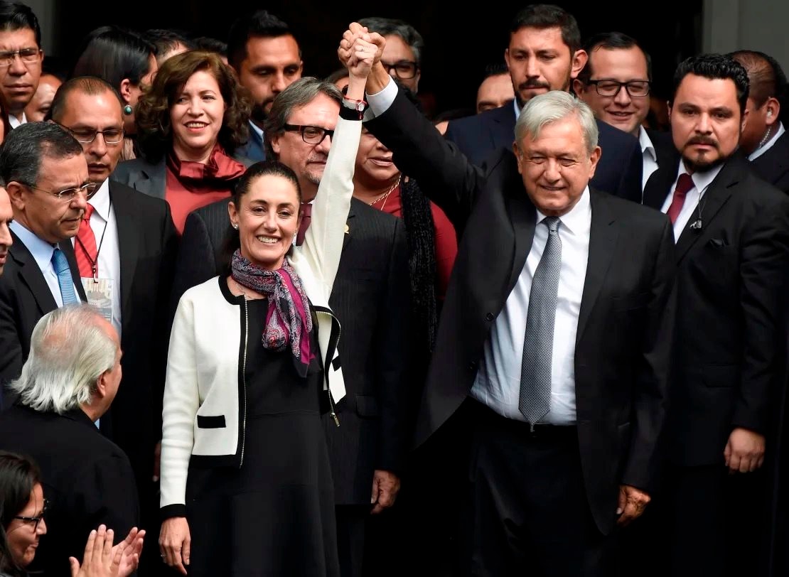 Tổng thống Mexico Andres Manuel Lopez Obrador (phải) giơ tay Claudia Sheinbaum (trái), sau buổi lễ tuyên thệ nhậm chức thị trưởng thành phố Mexico vào ngày 05 tháng 12 năm 2018. Alfredo Estrella/AFP/Getty Images