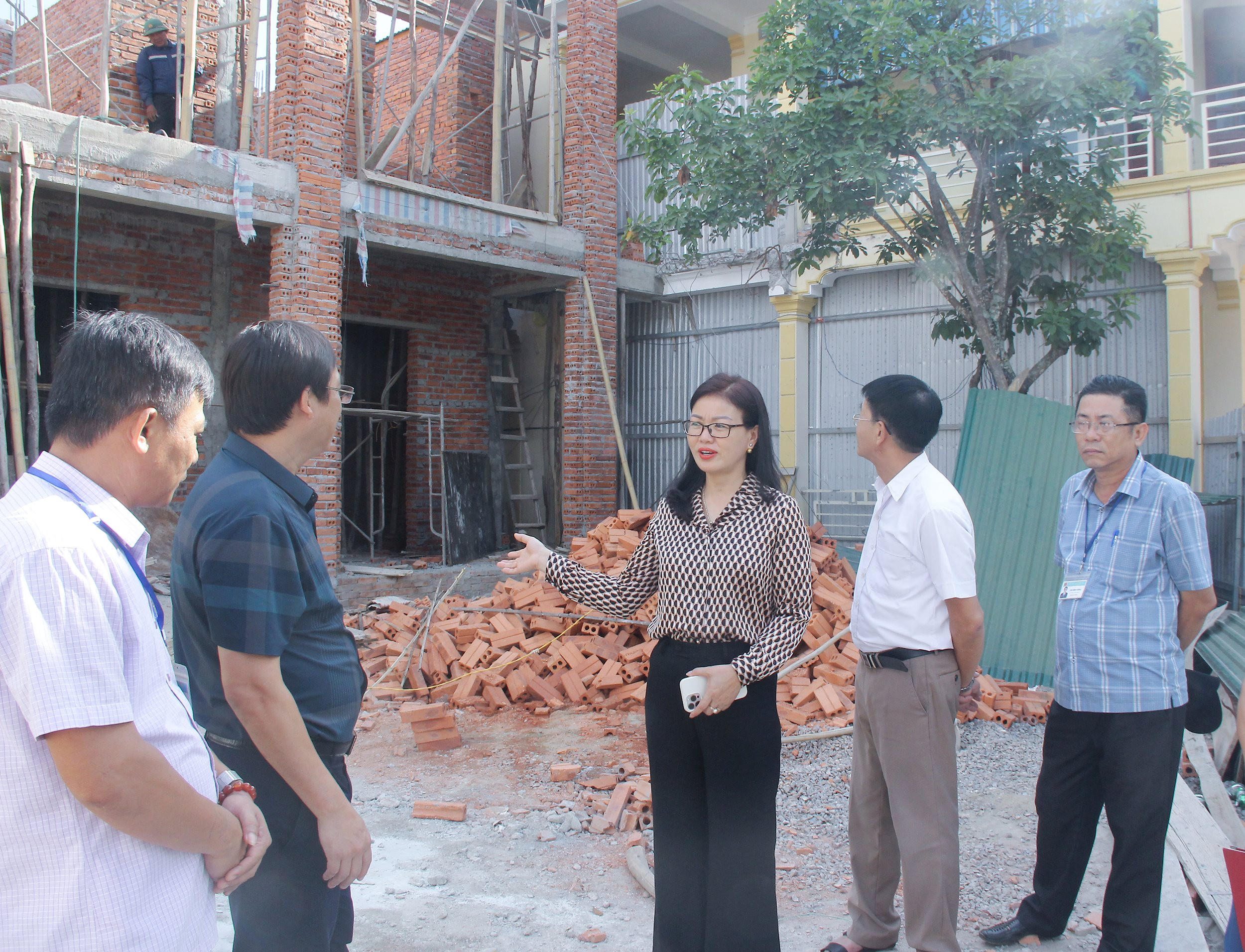 Lãnh đạo Huyện ủy Yên Thành kiểm tra, giám sát việc quản lý đầu tư xây dựng cơ bản tại xã Nam Thành. Ảnh: Mai Hoa