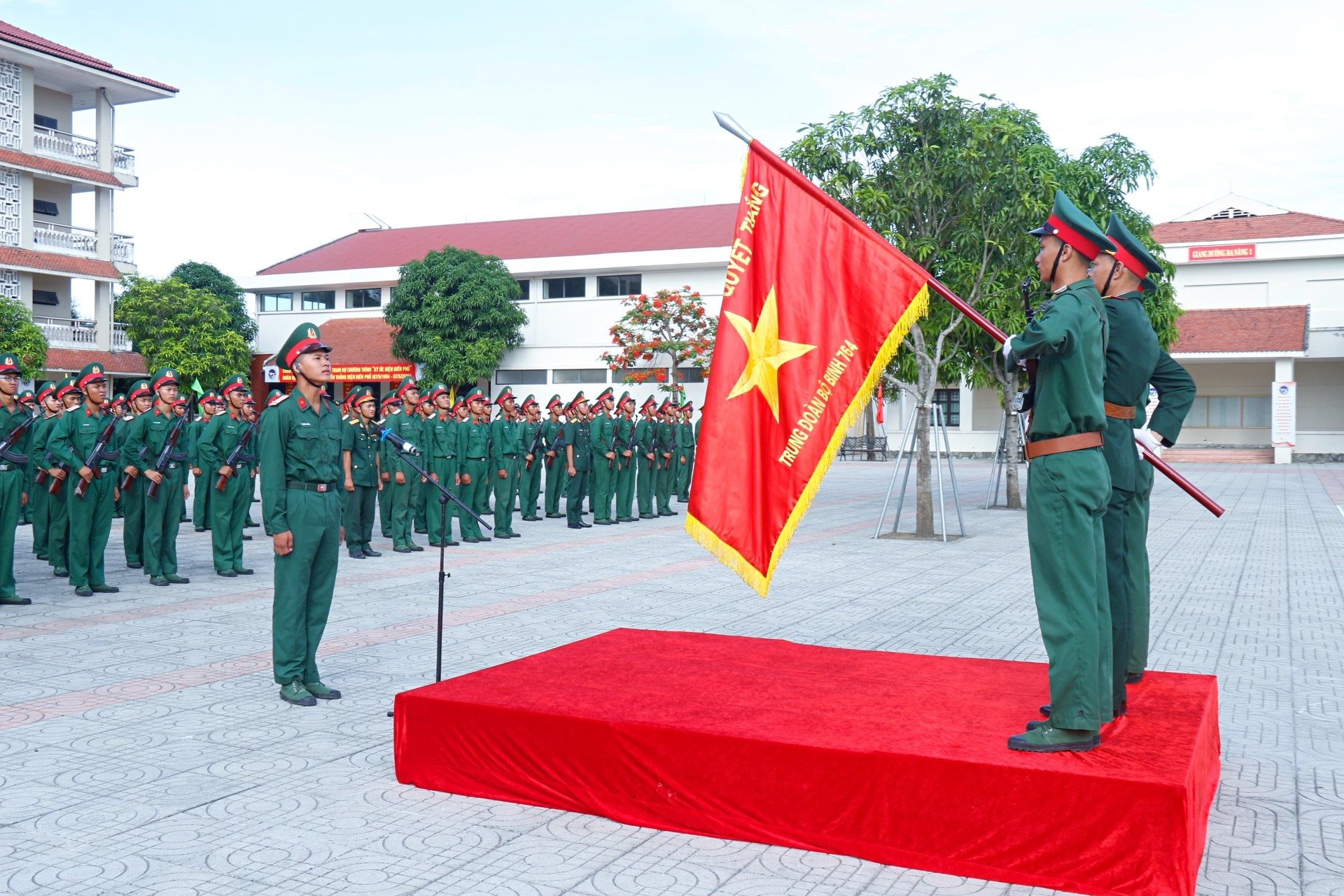 Anh 3: binh nhì Lê Minh Huỳnh, đại diện cho 200 chiến sĩ mới đã tuyên thệ trước Quân kỳ Quyết thắng. Ảnh: Trọng Kiên