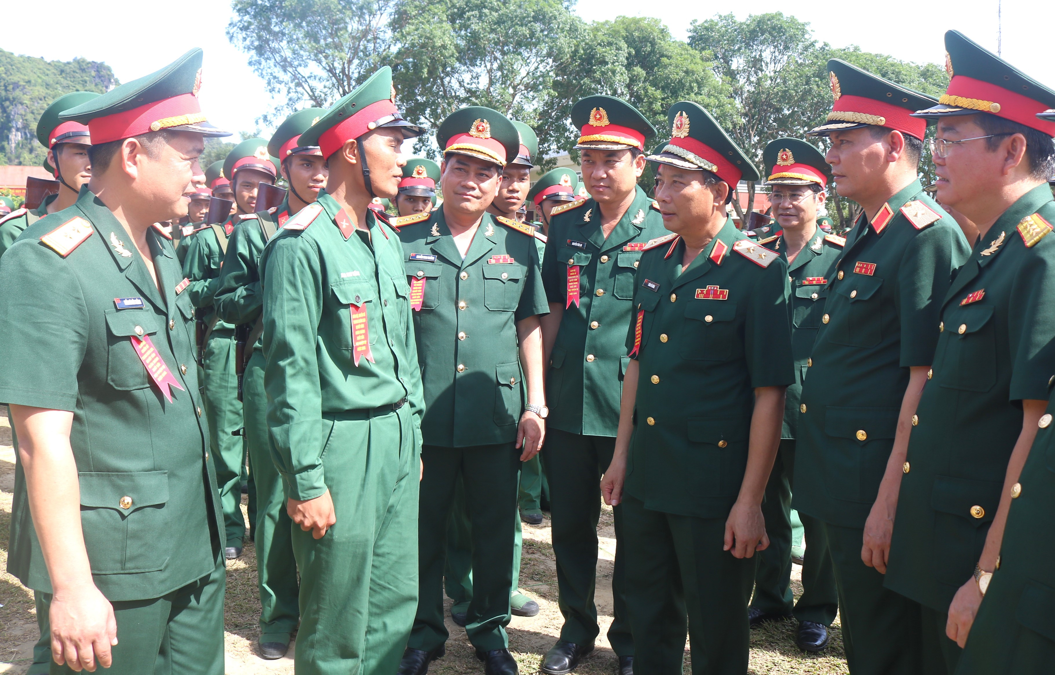 Ảnh 9: Trung tướng Trần Võ Dũng, Chính ủy Quân khu 4 cũng các đại biểu động viên chiến sĩ mới. Ảnh: Lê Thắng