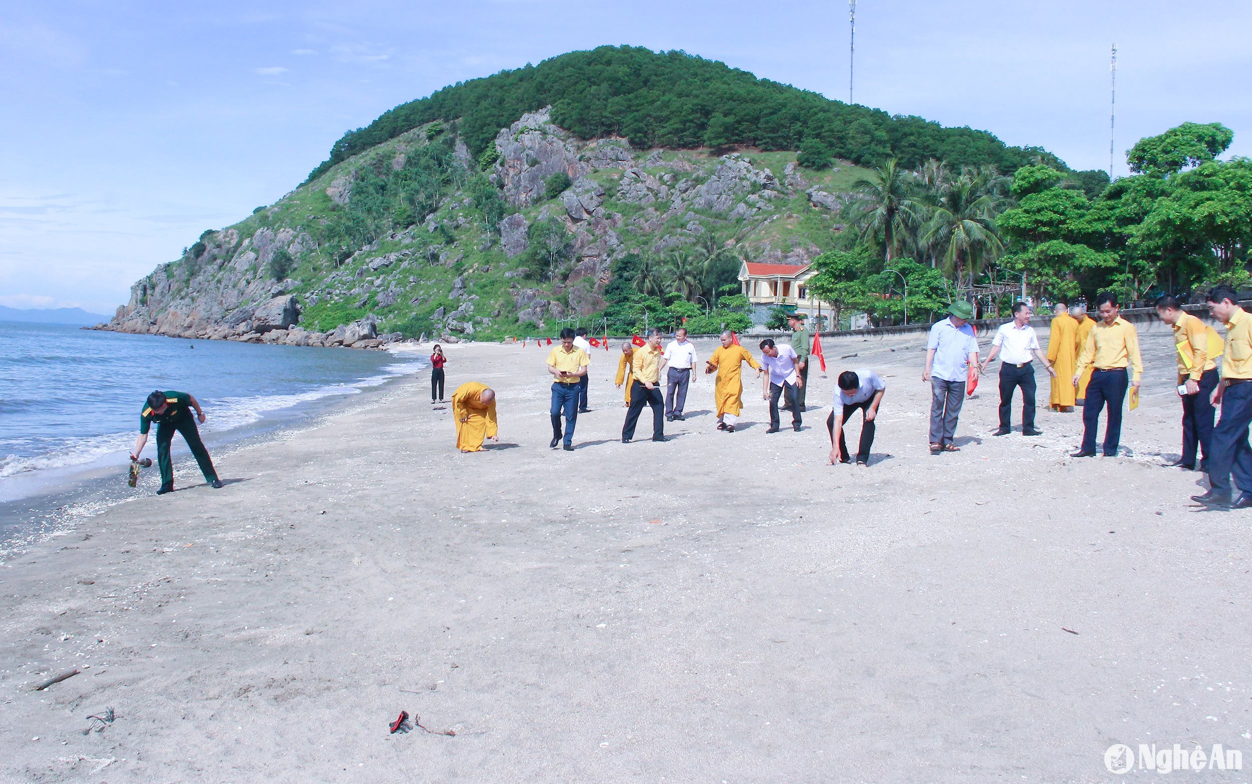 lãnh đạo các sở, ban, ngành, đoàn thể cấp tỉnh và huyện Quỳnh Lưu, các tổ chức tôn giáo, tín đồ đã ra quân làm vệ sinh môi trường, thu gom rác thải tại khu vực bãi biển xã Quỳnh Long. Ảnh: Mai Hoa