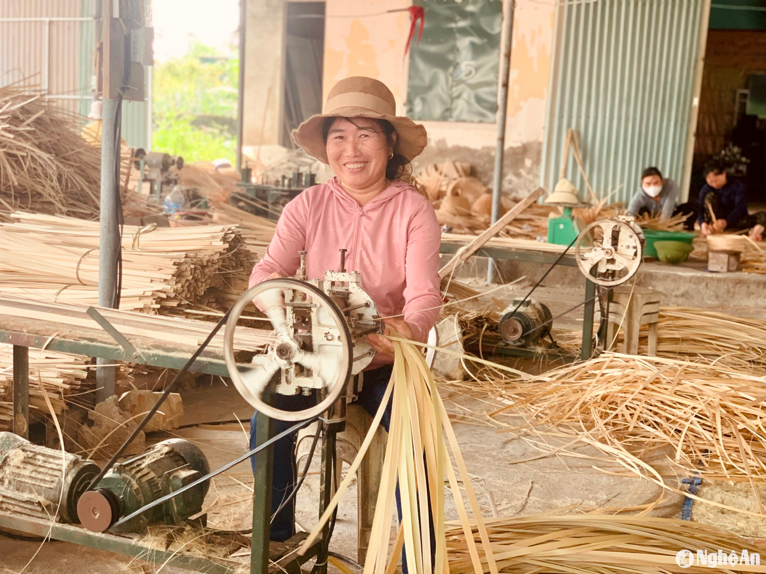 Sản xuất hàng hoá tại Hợp tác xã Mây tre đan Thắng Lợi (Yên Thành). Ảnh: Phú Hương